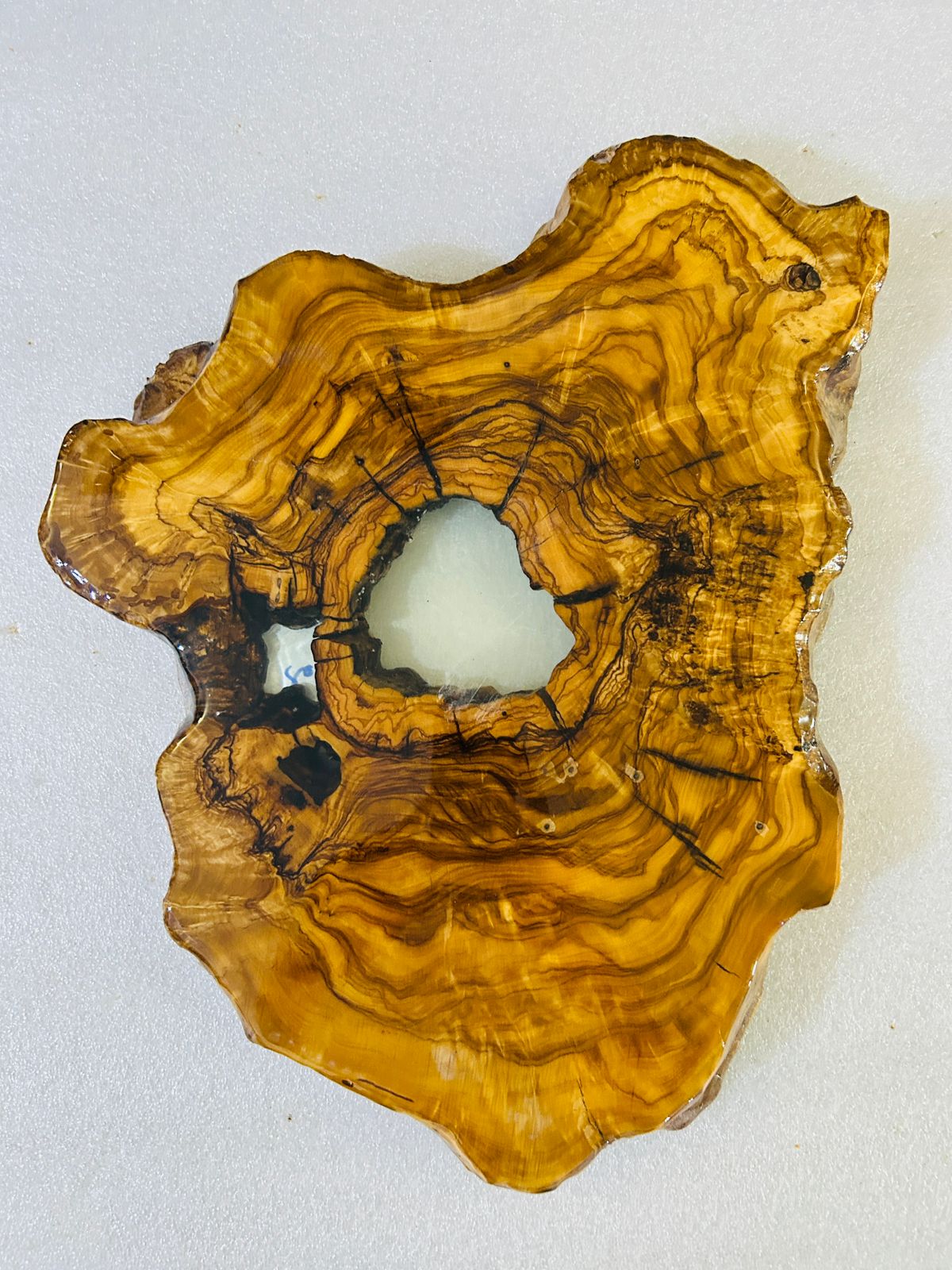 Live Edge Olive Wood Resin Side Table – White Resin Center, 17.7 × 13.8 in (One of a Kind, T30) 12DQ0-vKSA_Nl_-7kxCO5nYS3GLYTspID