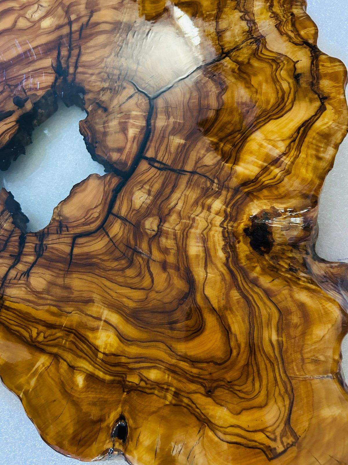 Live Edge Olive Wood Resin Side Table – White Resin Center, 22.8 × 18.9 in (One of a Kind, T41) 12ioQjcvQKvqNMIwUATpnkJp4nyBZFMmL