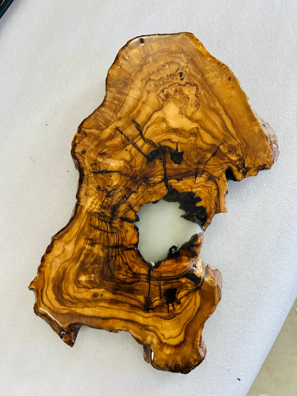 Live Edge Olive Wood Resin Side Table – White Resin Center, 19.7 × 10.6 in (One of a Kind, T6) 13CgJVFkY0rFgIEcOqbvmYelJ4RqnJ8EP