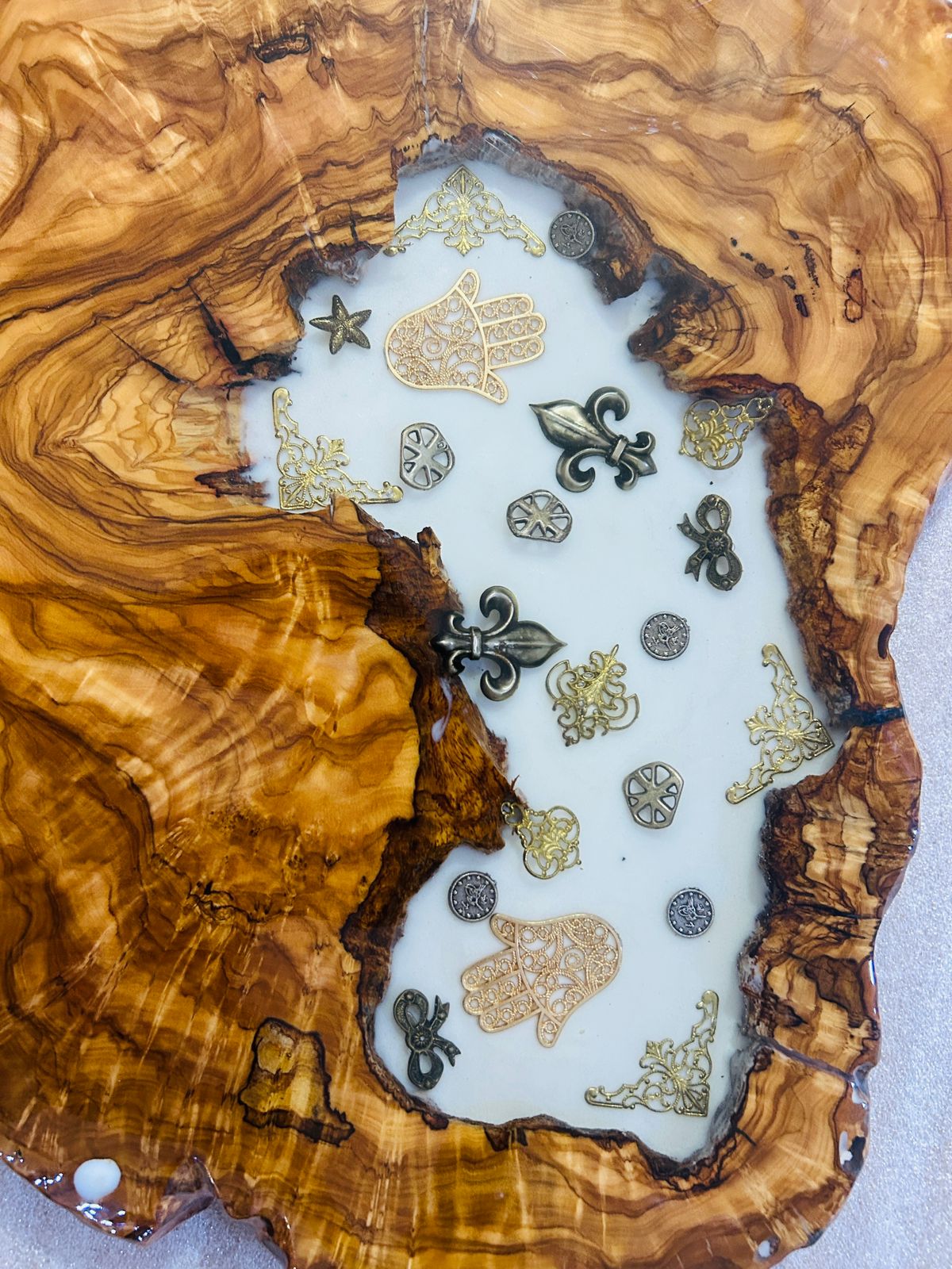 Live Edge Olive Wood Resin Side Table – White Resin Vintage Charms, 18.5 × 14.6 in (One of a Kind, T43) 13fQ27l1NJZ8htA3rdiSAKzZZyWfILmpw