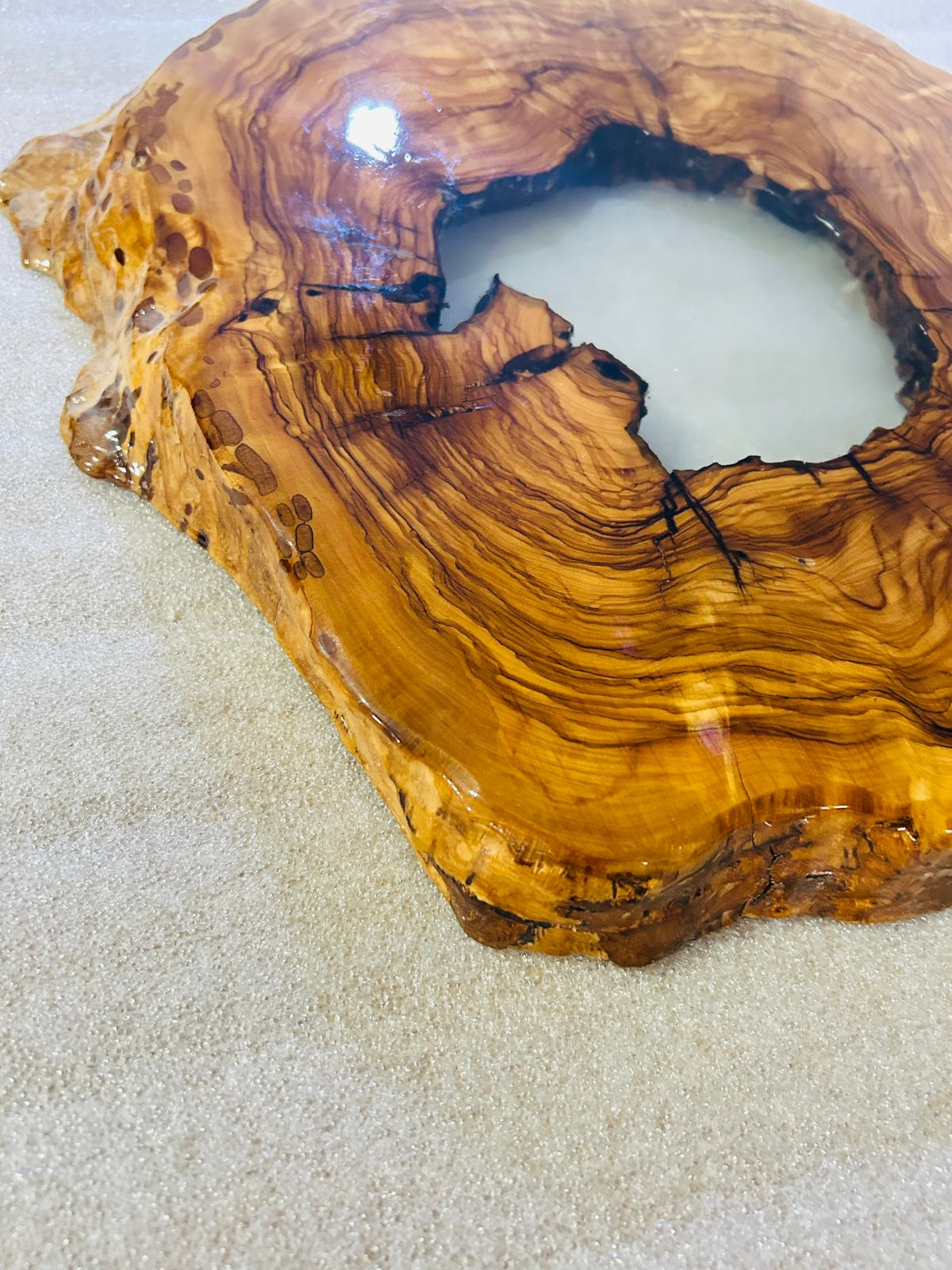Live Edge Olive Wood Resin Side Table – White Resin Center, 15.7 × 15.7 in (One of a Kind, T25) 19NcK78QPBqZkAyJjROiG1adYhcVoPdur