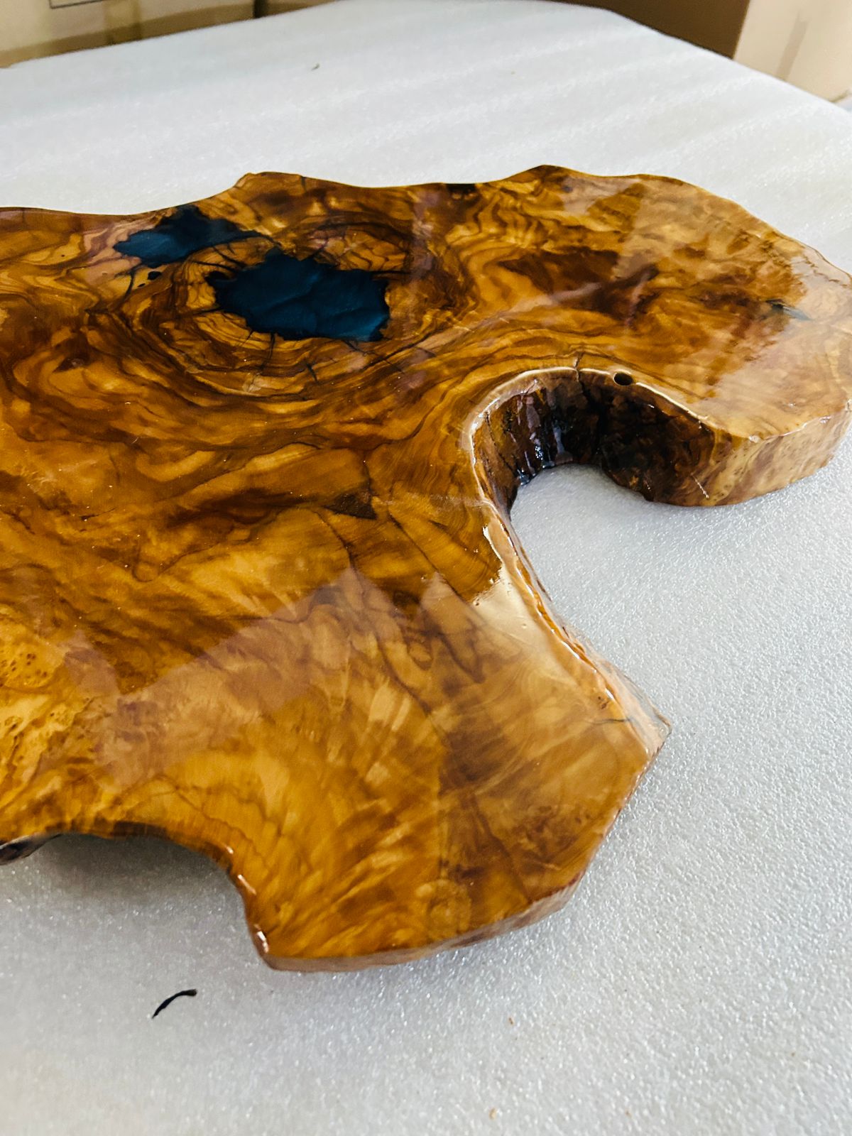 Live Edge Olive Wood Resin Side Table – Dark Teal Resin Burl, 22.8 × 16.9 in (One of a Kind, T8) 1BC3lNVShpRw4yTNN8nybMqpQVGjW8w7e