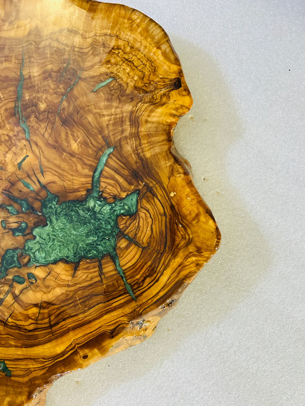 Live Edge Olive Wood Resin Side Table – Emerald Green Resin Veins, 21.7 × 19.7 in (One of a Kind, T31) 1DhM0NYsSiCVhjNW4dVy5_cBG82NooZ12