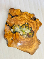 Live Edge Olive Wood Resin Side Table – Sea Shell Pebble Resin, 20.9 × 16.9 in (One of a Kind, T93) 1Hn4pSoStY7EOMhK89jy7yocQTDt4shky