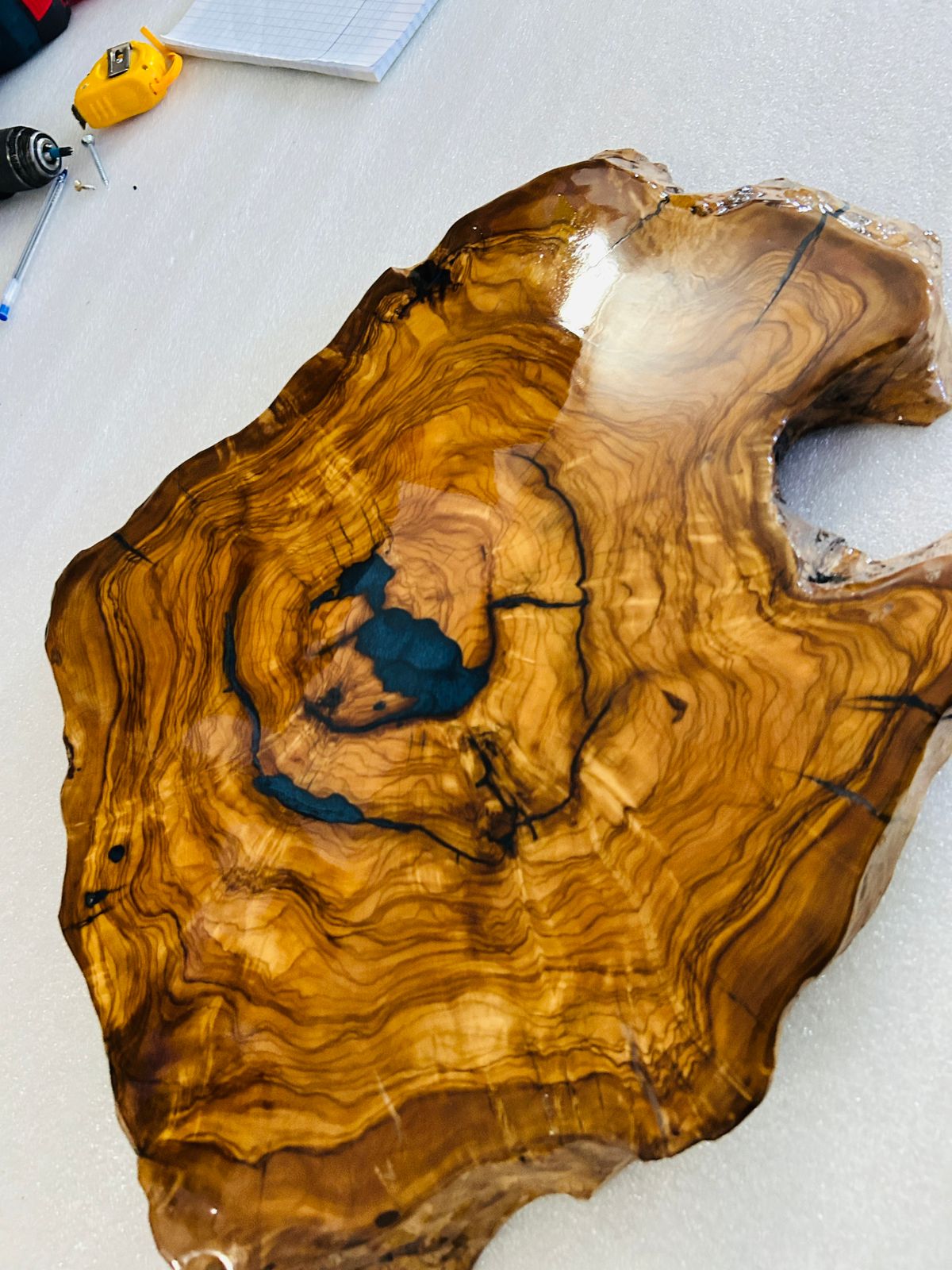 Live Edge Olive Wood Resin Side Table – Teal Resin Knot, 22.4 × 16.1 in (One of a Kind, T2) 1JeW2wRNego4h2r7ANOFucQxPSoxlI-rj