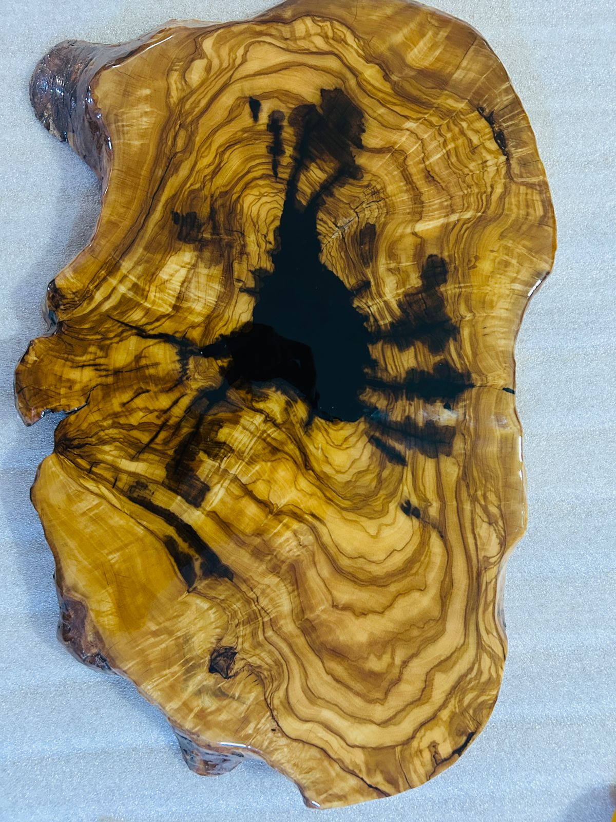 Live Edge Olive Wood Resin Side Table – Black Resin Splash, 21.7 × 13 in (One of a Kind, T21) 1Kv42wUuYXeRo4c4WwF9um_7GleRR-4Xe