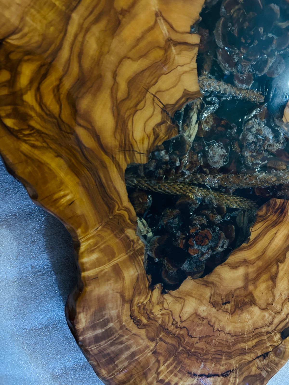 Live Edge Olive Wood Resin Side Table – Pine Cone Black Resin, 20.9 × 12.6 in (One of a Kind, T53) 1M43QBj-higVJUQfWanG_Tjz6GF4aTj26