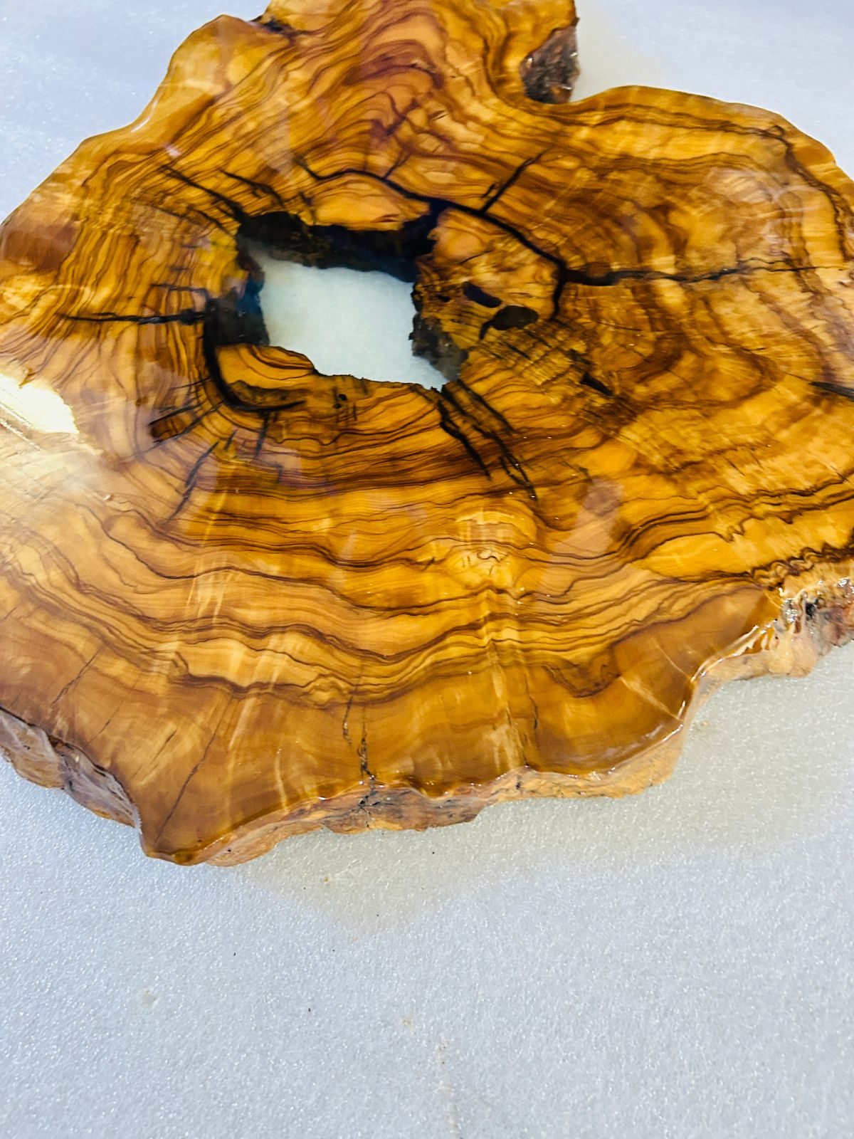 Live Edge Olive Wood Resin Side Table – White Resin Center, 23.6 × 22 in (One of a Kind, T35) 1NHqyoRtNc_FZBZK8hBP9z6o-iavIUgPs