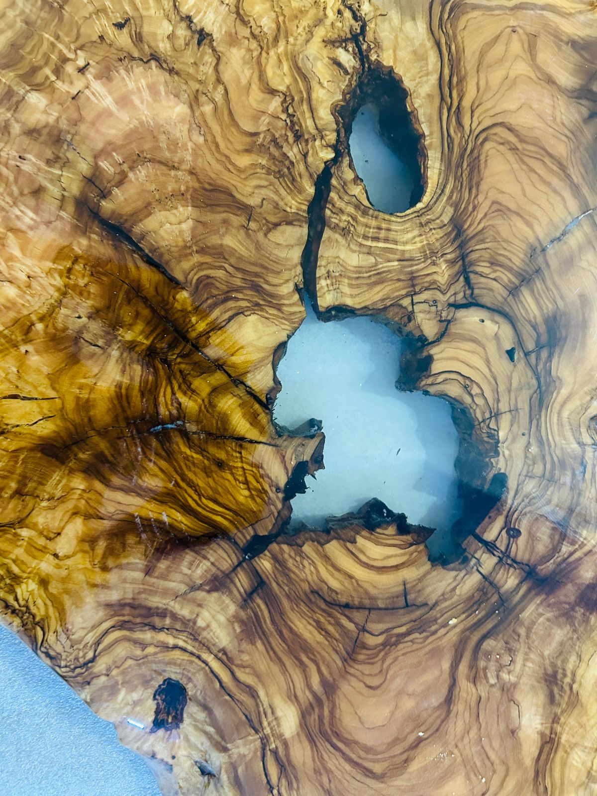 Live Edge Olive Wood Resin Side Table – White Resin Center, 22.8 × 20.9 in (One of a Kind, T19) 1Ow-iCHio4J4cL2YvQ_K9OsMkO0cdACcZ