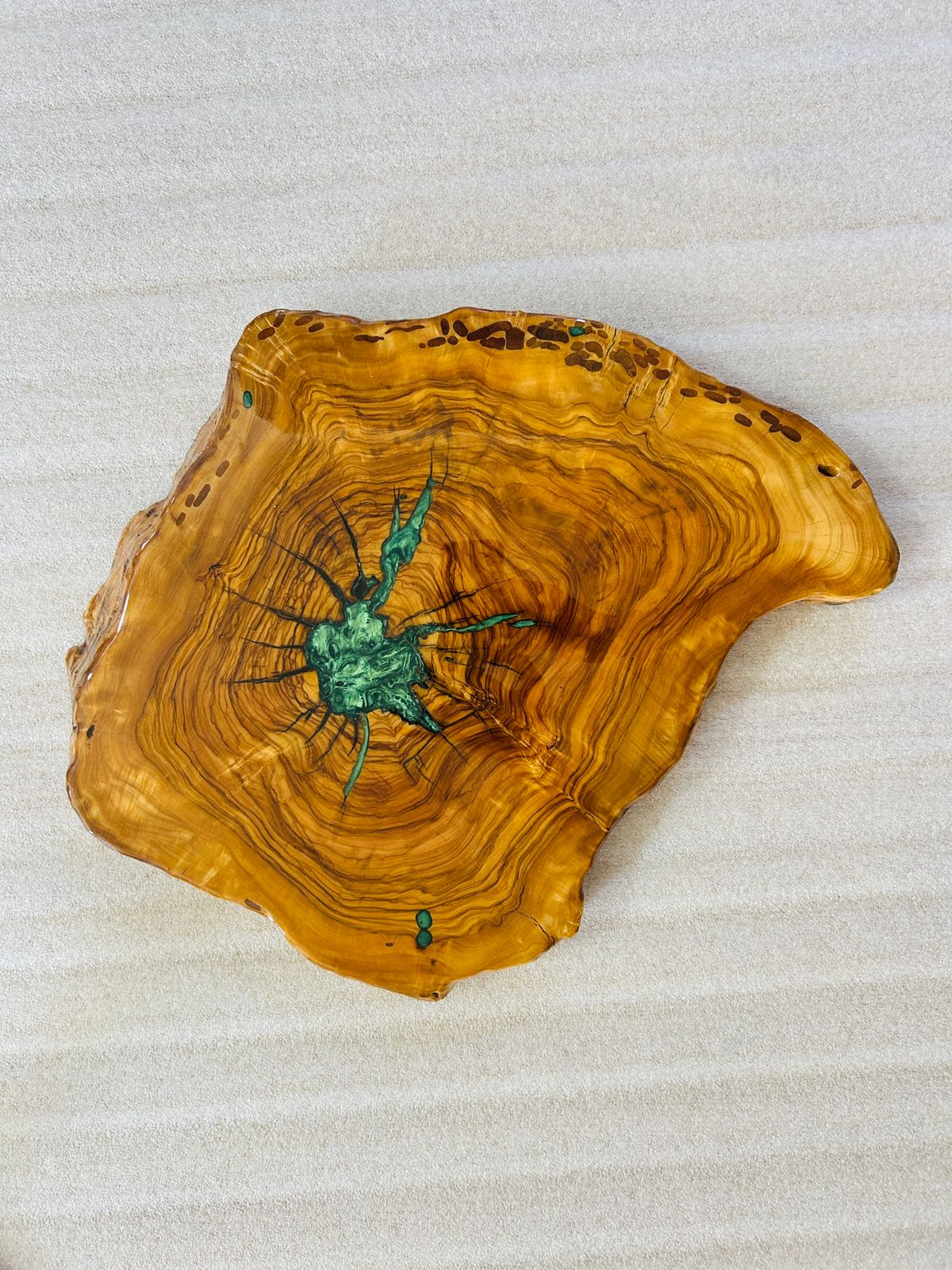 Live Edge Olive Wood Resin Side Table – Emerald Green Star Resin, 15.7 × 13.4 in (One of a Kind, T12) 1Pe5xGAjwKUuxOphbmTBZptXkH0A07Uyy