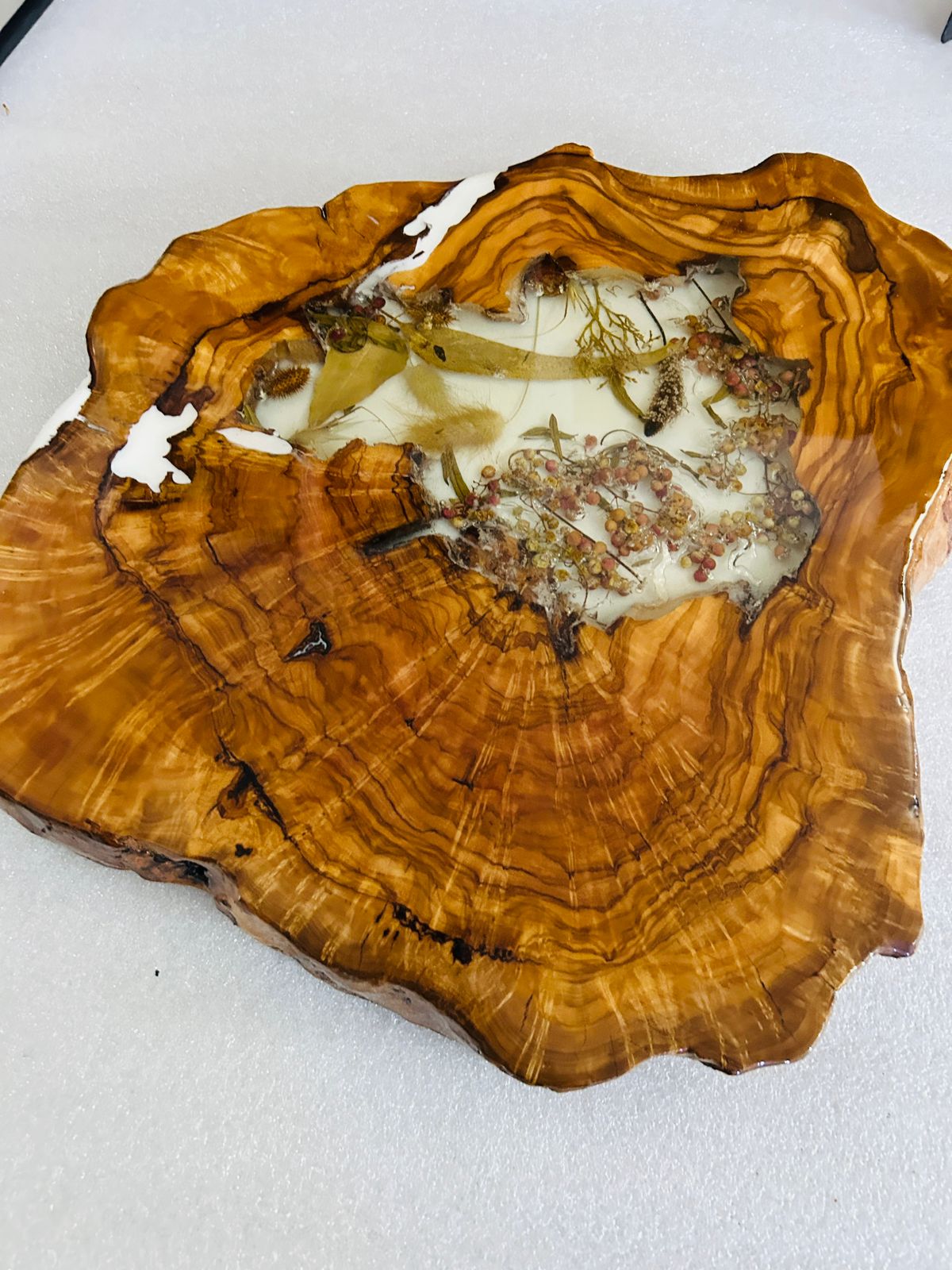 Live Edge Olive Wood Resin Side Table – White Resin Dried Flowers, 20.9 × 16.1 in (One of a Kind, T7) 1WSooeyJwjOPs66u4WIyJWFO7rVgODwJr