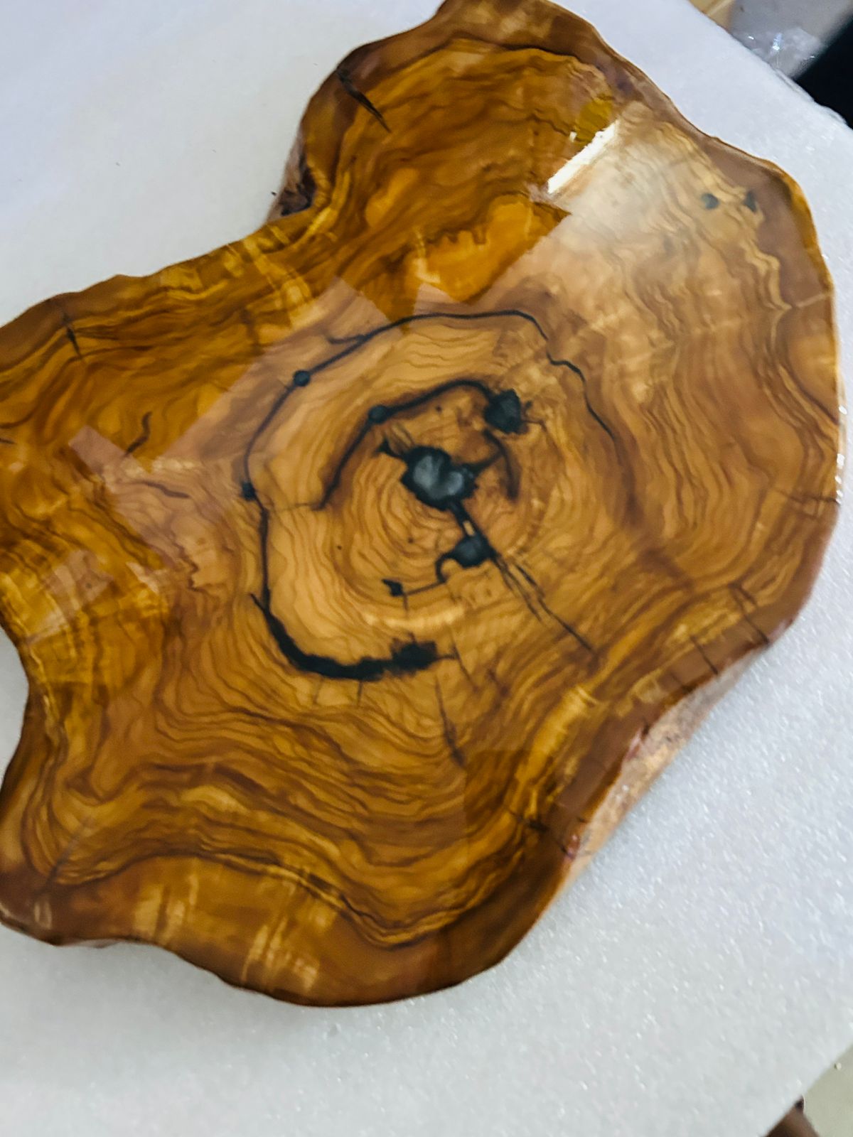 Live Edge Olive Wood Resin Side Table – Black Resin Ring, 18.9 × 15 in (One of a Kind, T10) 1az5lK8M_bF8rkHk7EN7FhZ5hncvwRupD