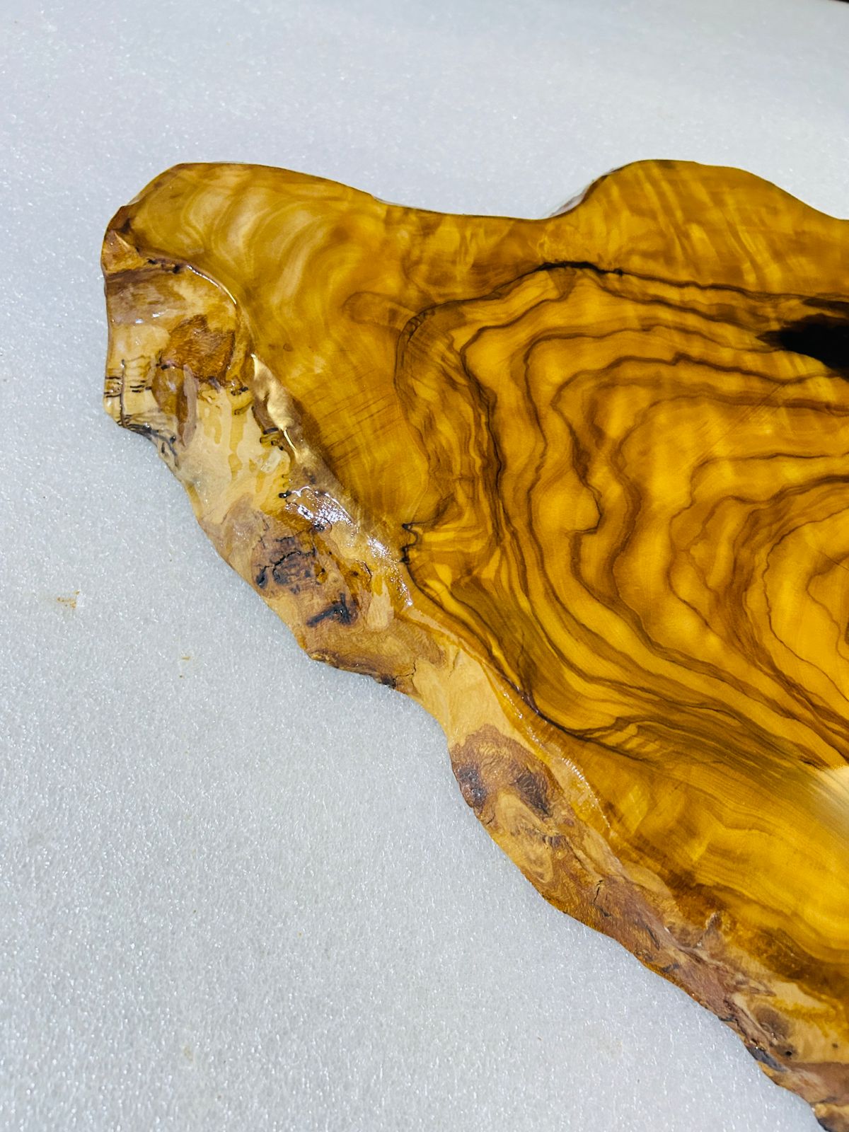 Live Edge Olive Wood Resin Side Table – White Black Resin Center, 22 × 13.4 in (One of a Kind, T32) 1etcW3DuRX-Sc6hRtn-5NX-e2__BnTq2U