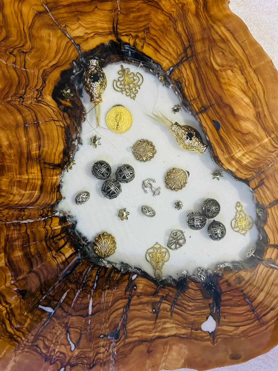 Live Edge Olive Wood Resin Side Table – White Resin Vintage Coins, 20.1 × 14.2 in (One of a Kind, T63) 1j6S27jAS6z1L24G2WF9VTzWbqLrK4kkQ