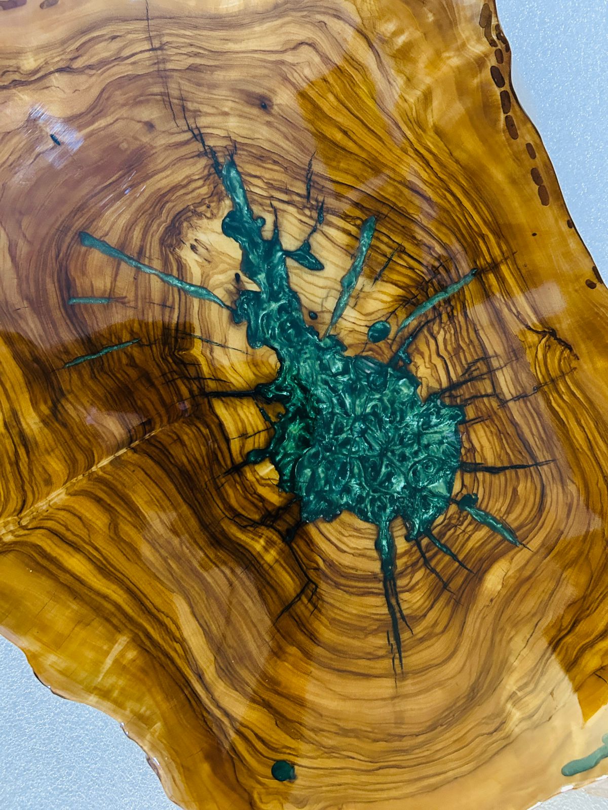Live Edge Olive Wood Resin Side Table – Green Malachite Starburst Resin, 18.1 × 14.6 in (One of a Kind, T54) 1kp2WKiWbmC-pzeq8jzuUbWL2MyFYkFuD