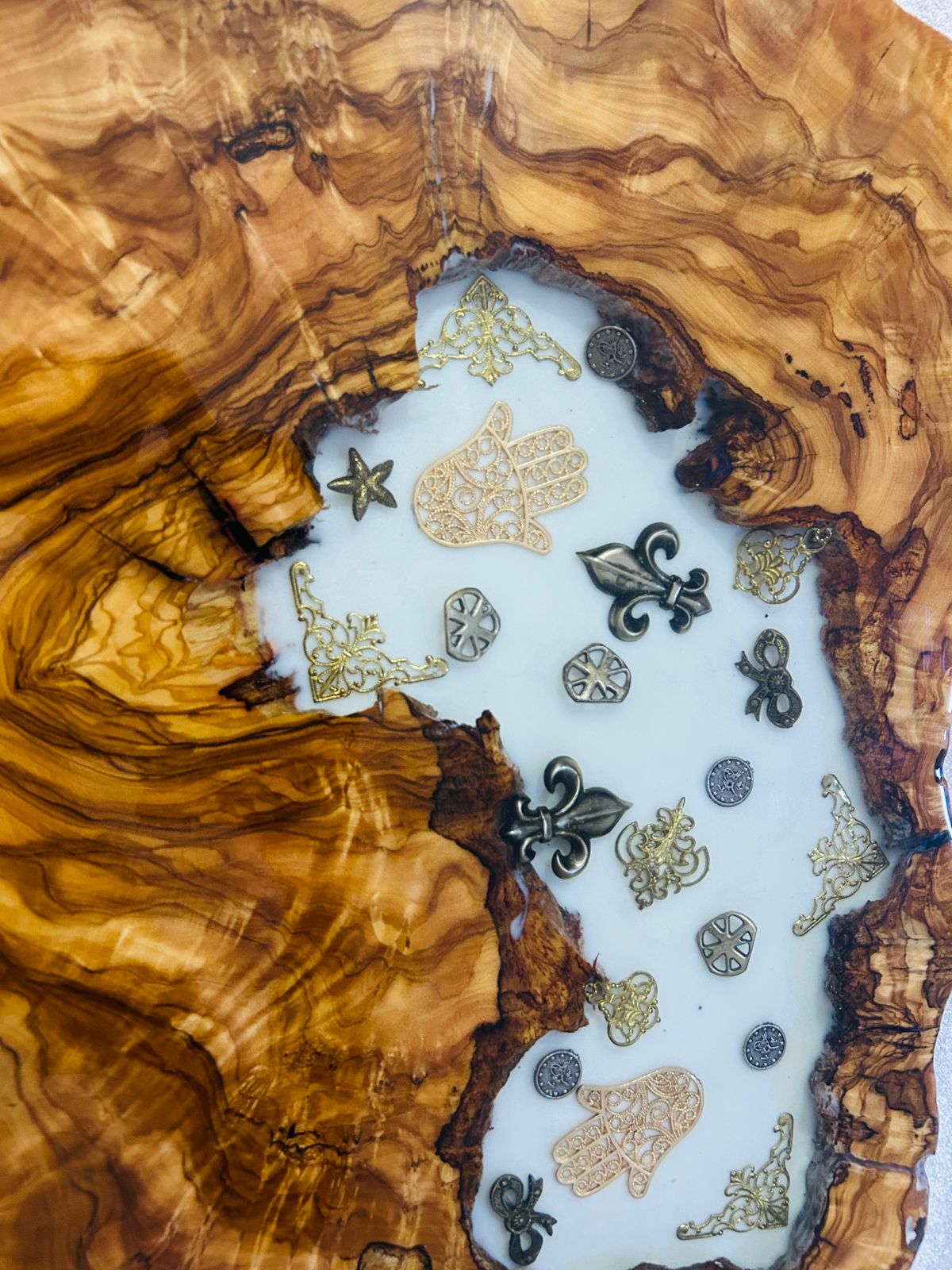 Live Edge Olive Wood Resin Side Table – White Resin Vintage Charms, 18.5 × 14.6 in (One of a Kind, T43) 1oSQoz7h2f0MeslQOReOsTHLC5SJjmhdA