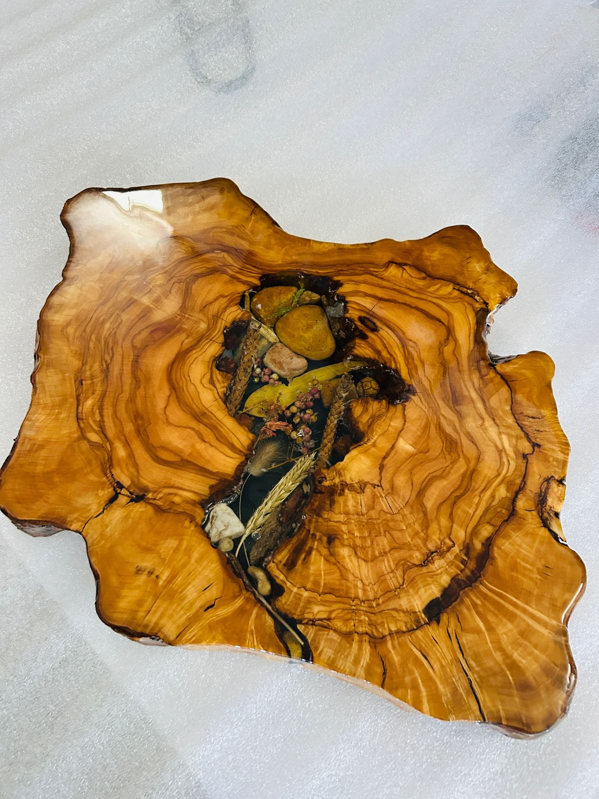 Live Edge Olive Wood Resin Side Table – Black Resin Dried Flowers, 19.7 × 15.7 in (One of a Kind, T3) 1p7ie1cjz-xQn7WR9ObtyEwdXSnoZOwDk