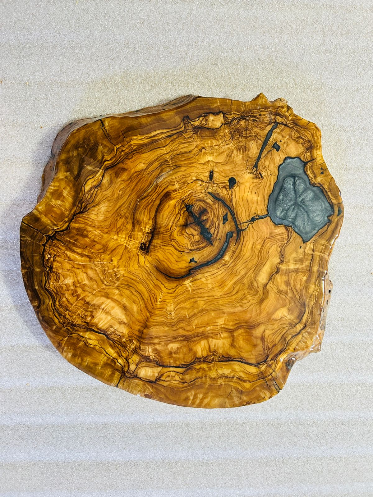 Live Edge Olive Wood Resin Side Table – Grey Resin Inlay, 17.3 × 16.5 in (One of a Kind, T16) 1rY_PUszPvpHqtsvrP3ikUwLeKIUI0wim