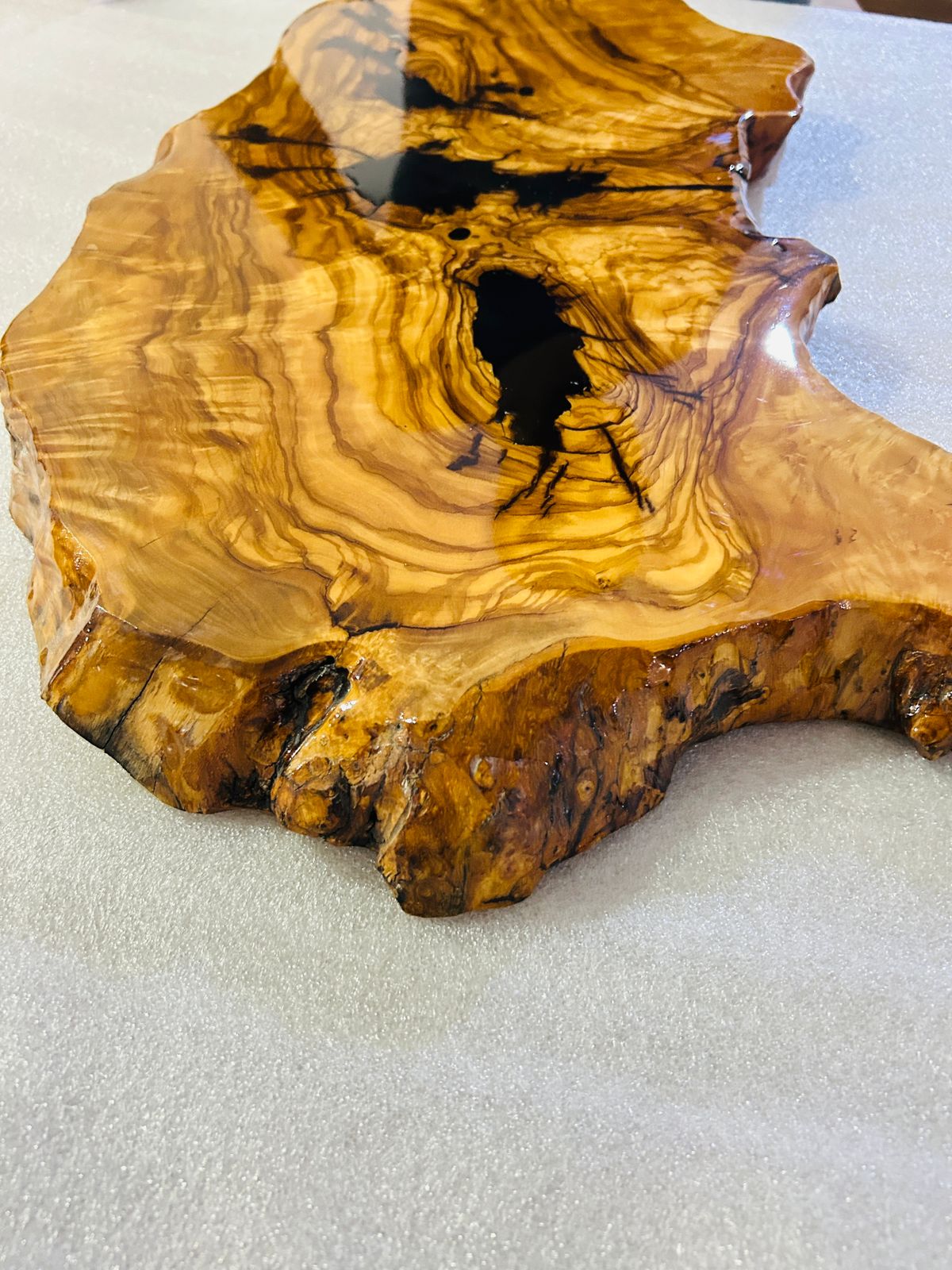 Live Edge Olive Wood Resin Side Table – Black Resin Veins, 24.4 × 14.6 in (One of a Kind, T26) 1rpsmU9DmvC_2leS7TiS26JyYbGFWtUBm
