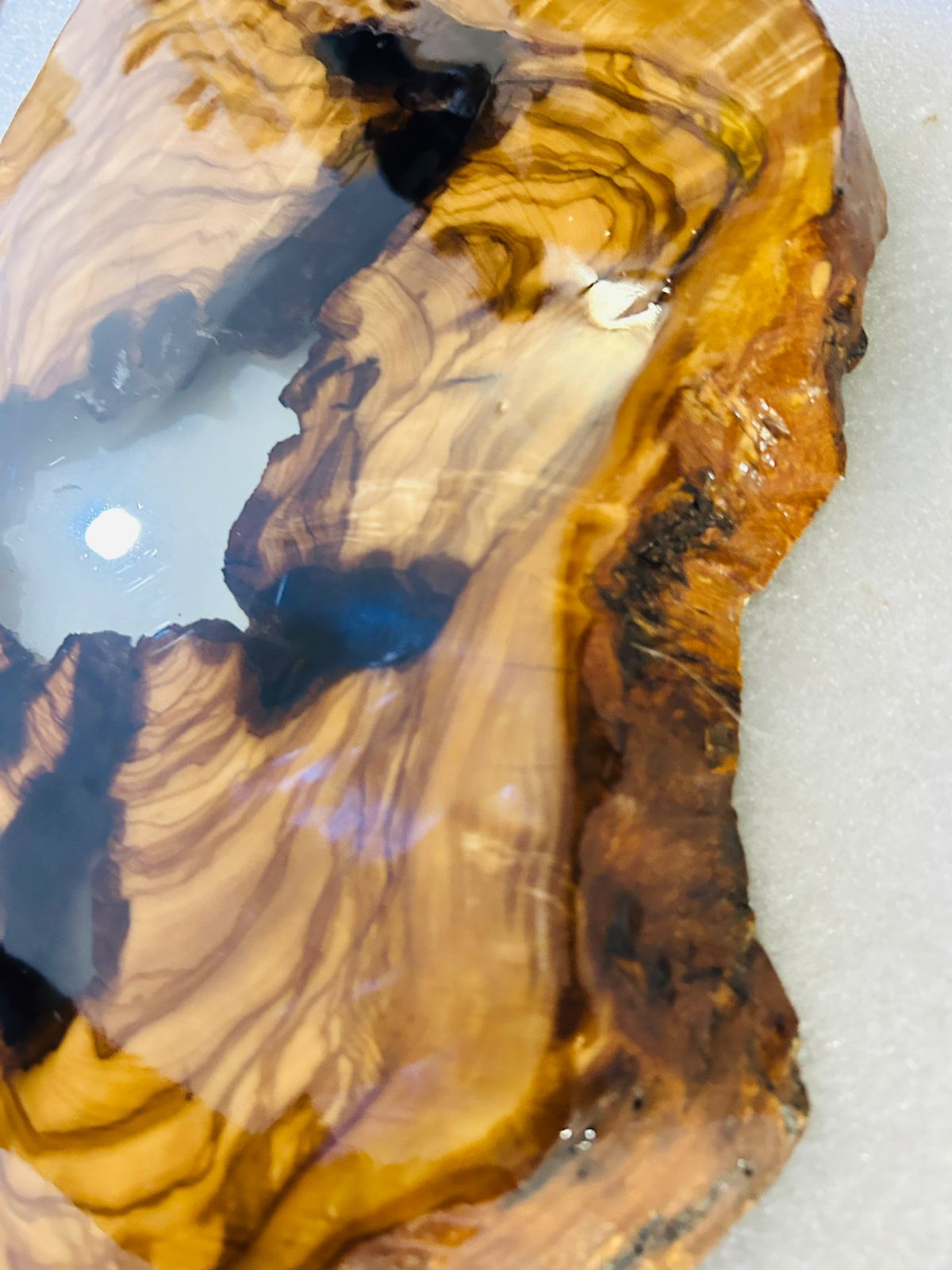 Live Edge Olive Wood Resin Side Table – White Black Resin Center, 22 × 13.4 in (One of a Kind, T32) 1thmcMCcE1OyUzd-qHmTANytipFWNjuHy