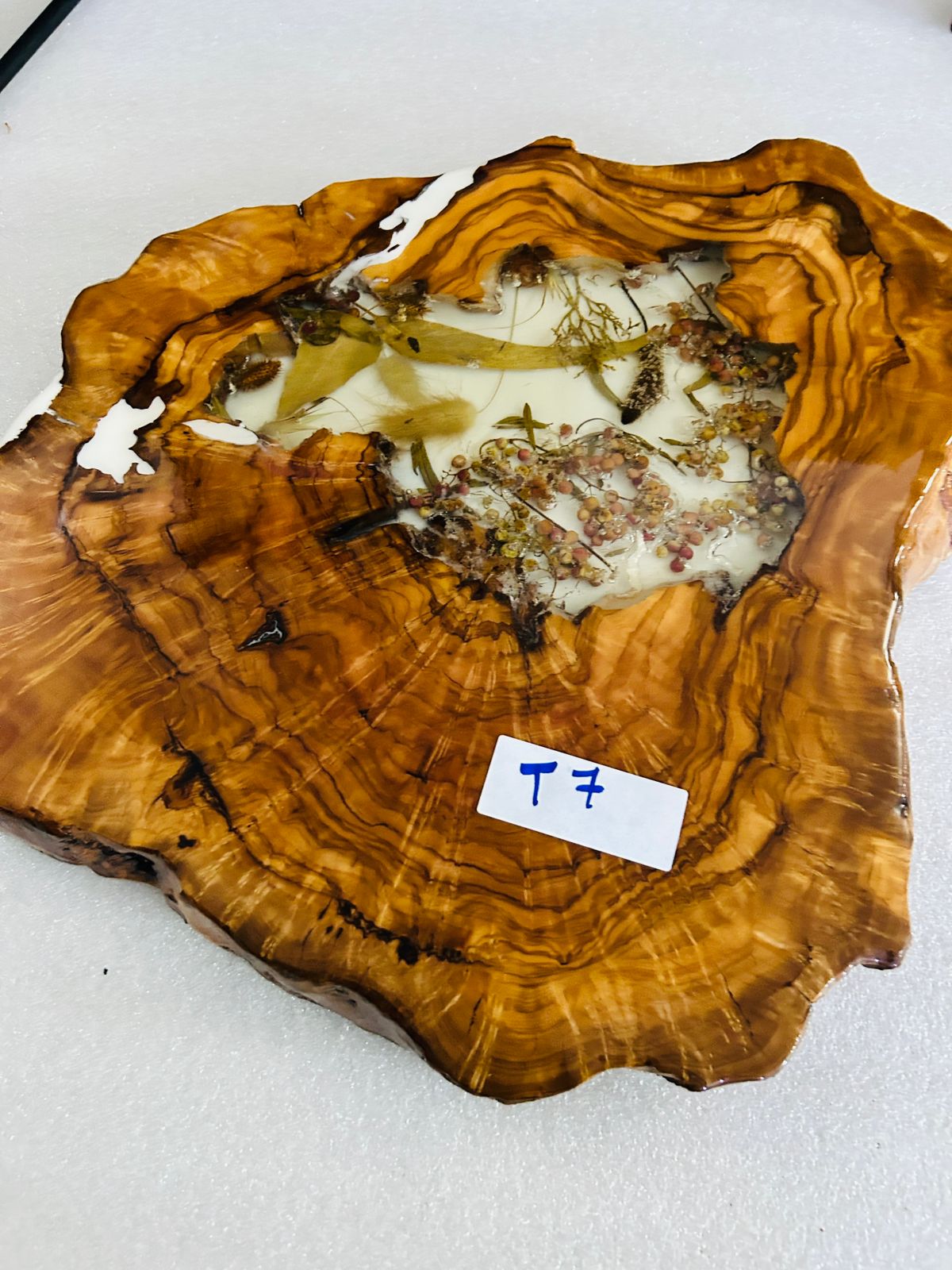 Live Edge Olive Wood Resin Side Table – White Resin Dried Flowers, 20.9 × 16.1 in (One of a Kind, T7) 1vNKbmonYSlZrPZxuDWZrDr5-Sh_kP553