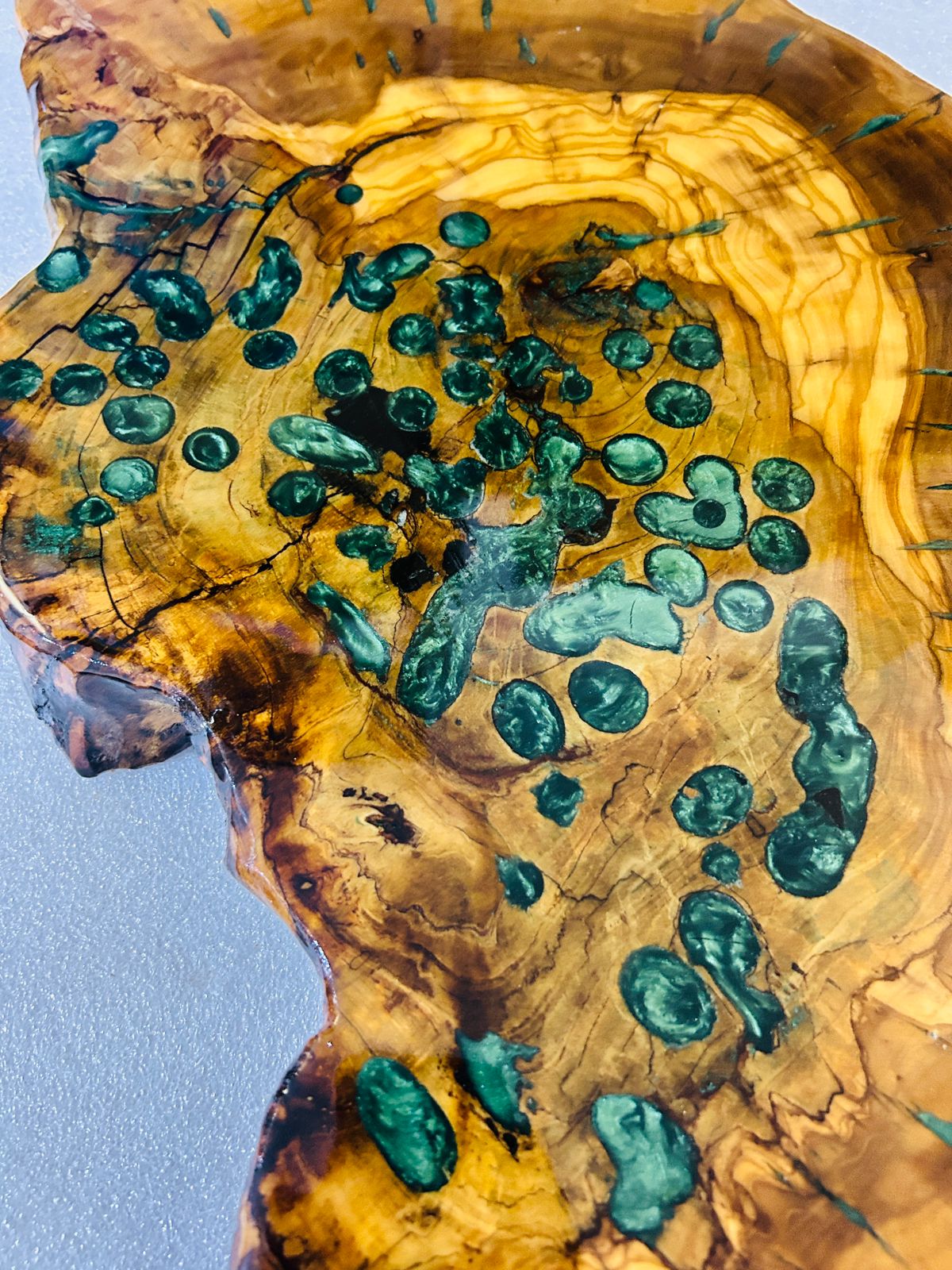 Live Edge Olive Wood Resin Side Table – Green Malachite Resin, 19.7 × 14.2 in (One of a Kind, T33) 1z_hH3n-ltuG_kjkcsScPhcLgjxLvWmqb