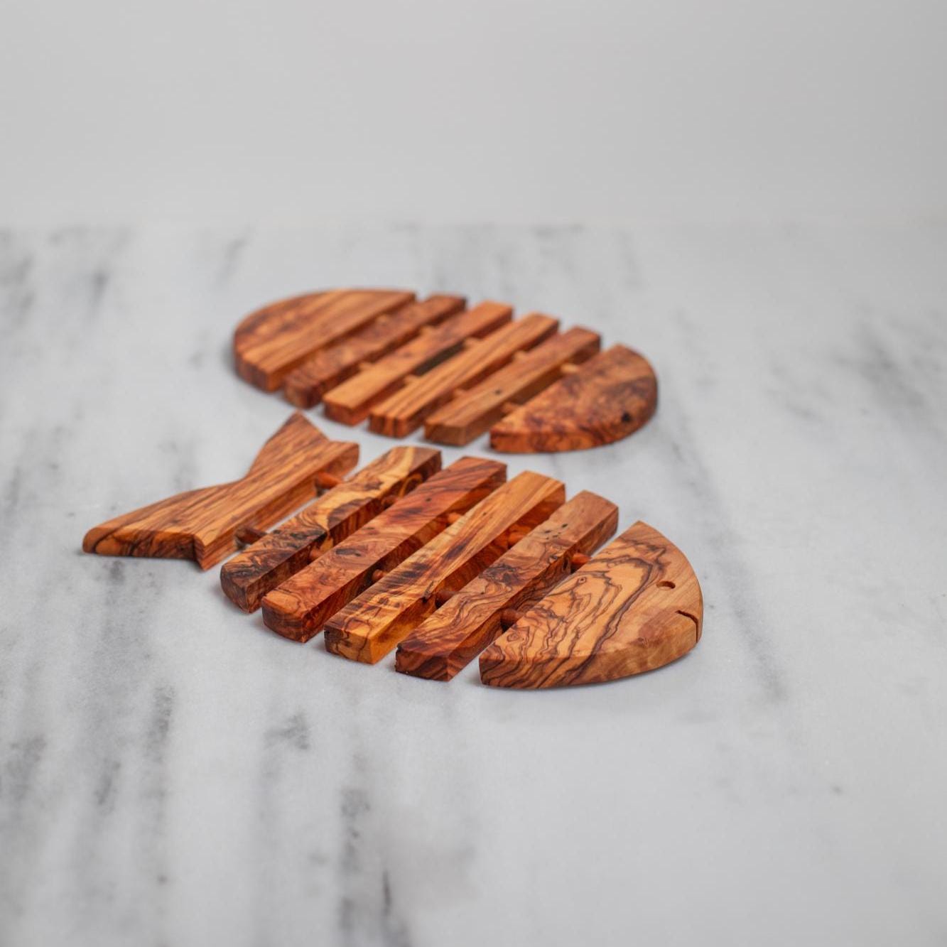 Handmade Olive Wood Charger Plate - Fish-shaped - Rustic Wooden Sous-Assiette - Natural Table Setting Decor