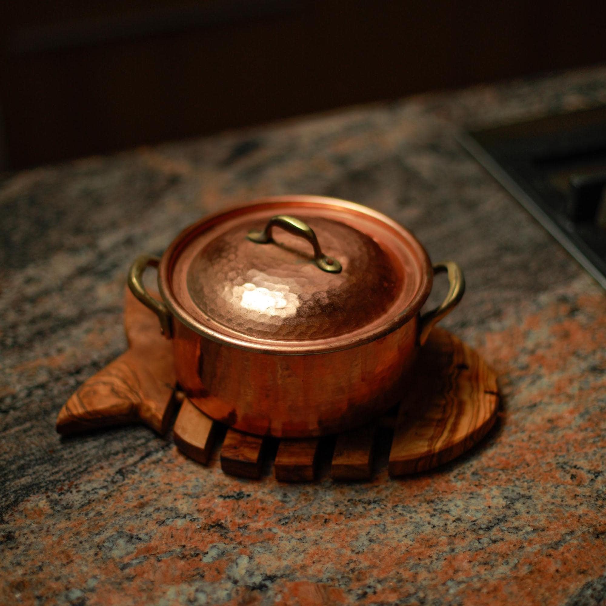 Handmade Olive Wood Charger Plate - Fish-shaped - Rustic Wooden Sous-Assiette - Natural Table Setting Decor