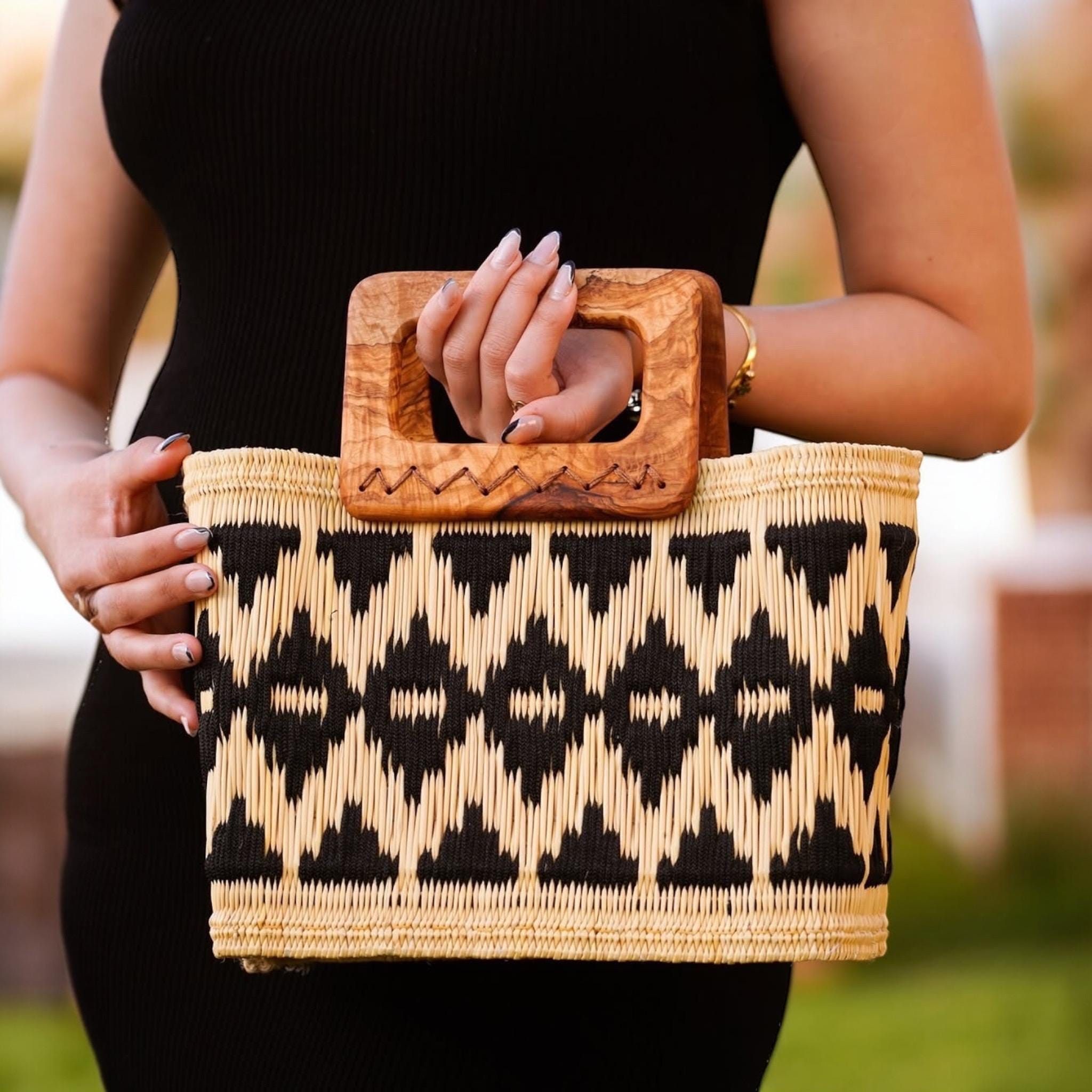 Handwoven Rush Straw Tote Bag: Olive Wood Handles, Elegant Beach Bag