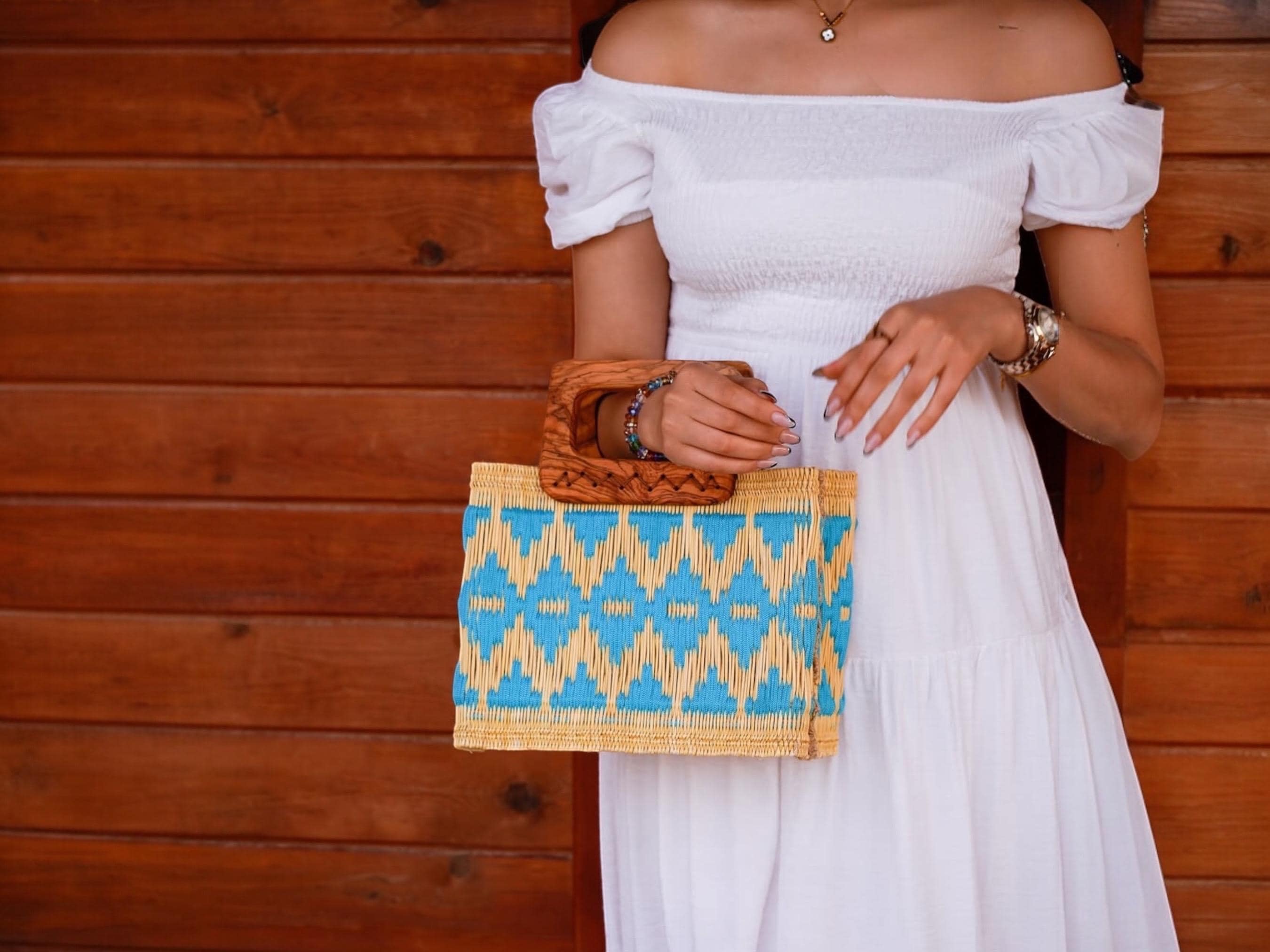 Handwoven Rush Straw Tote Bag: Olive Wood Handles, Elegant Beach Bag