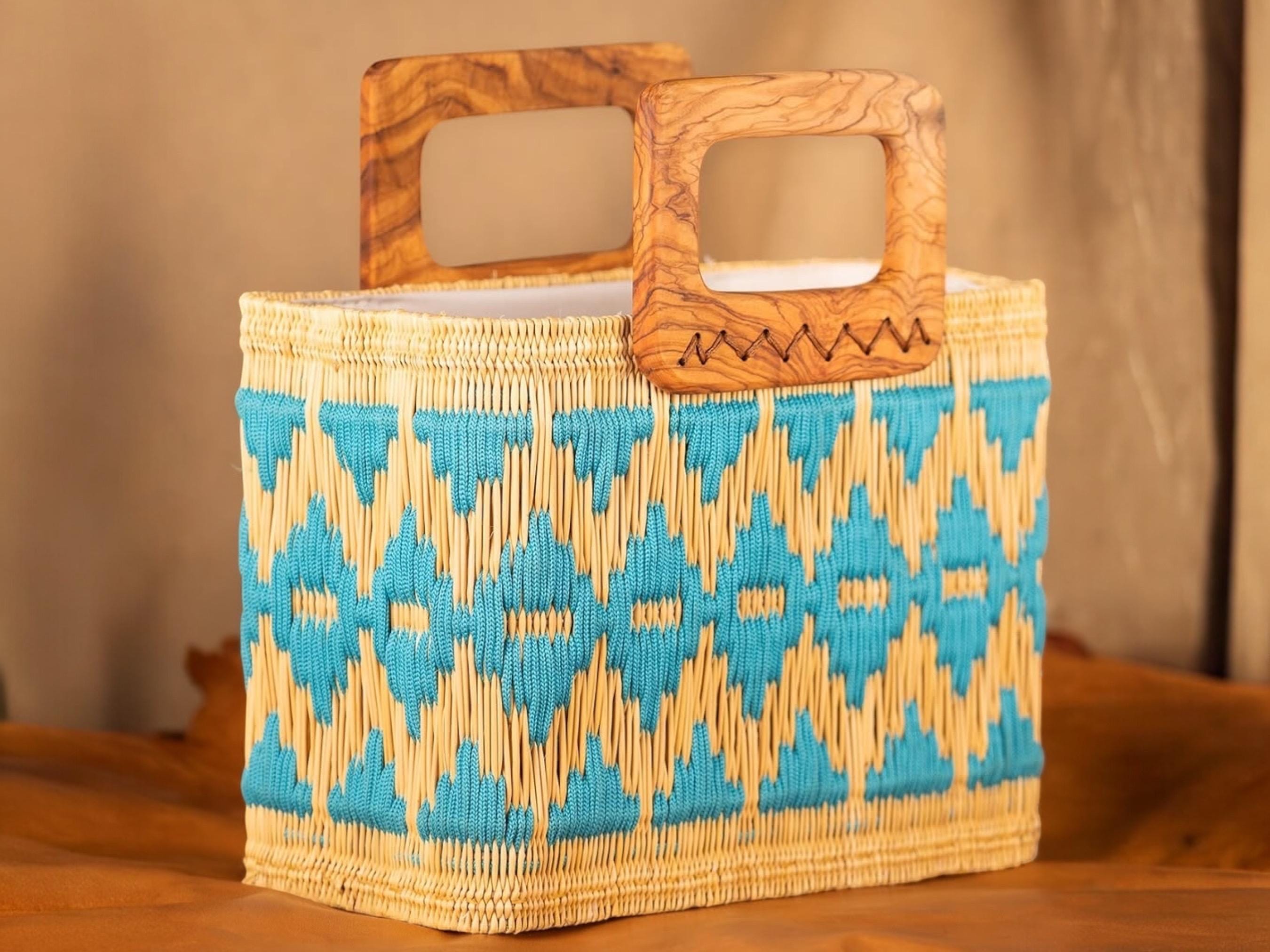 Handwoven Rush Straw Tote Bag: Olive Wood Handles, Elegant Beach Bag