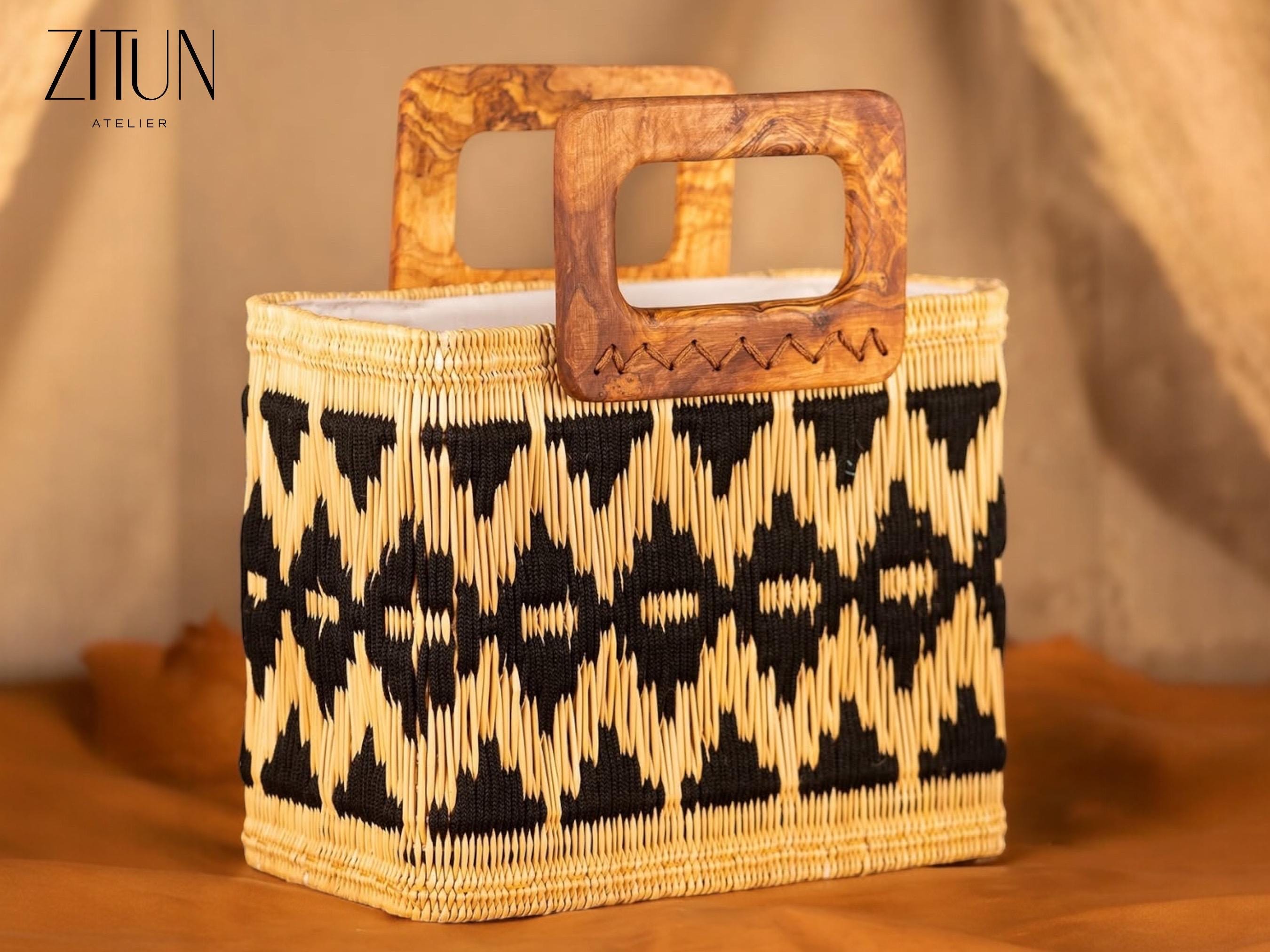 Handwoven Rush Straw Tote Bag: Olive Wood Handles, Elegant Beach Bag