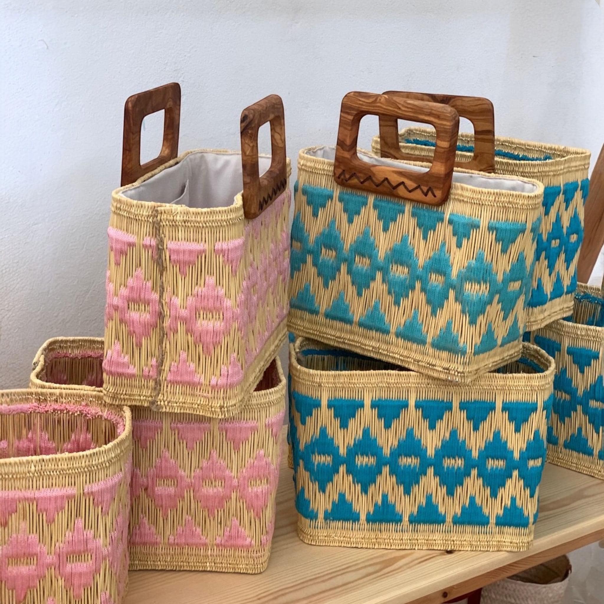 Handwoven Rush Straw Tote Bag: Olive Wood Handles, Elegant Beach Bag