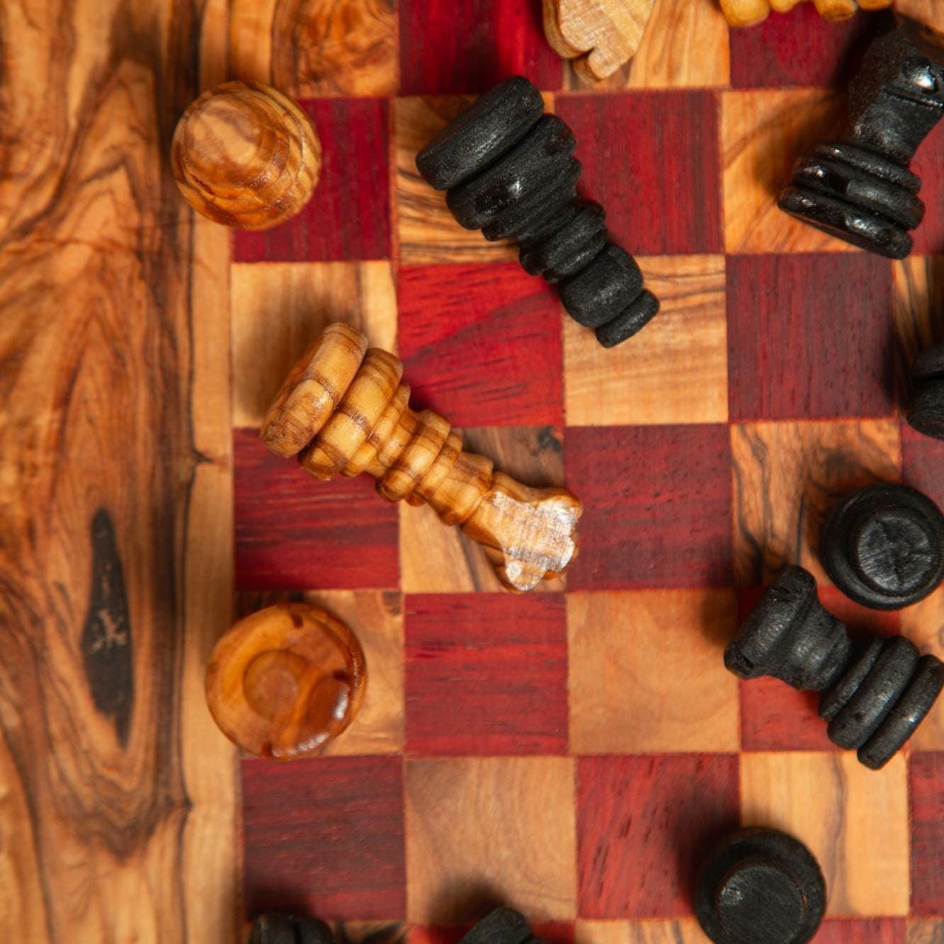 Handmade Olive Wood Chess Table – Red & Beige Squares – Game Table with Storage – Rustic Short-Leg Design – 3 Sizes