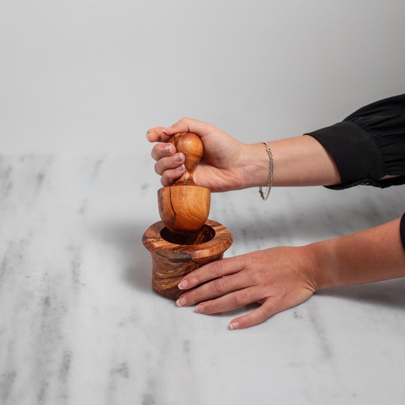 Traditional Mediterranean Olive Wood Mortar and Pestle – Herb & Garlic Crusher – Handmade Kitchen Tool – Rustic Spice Grinder