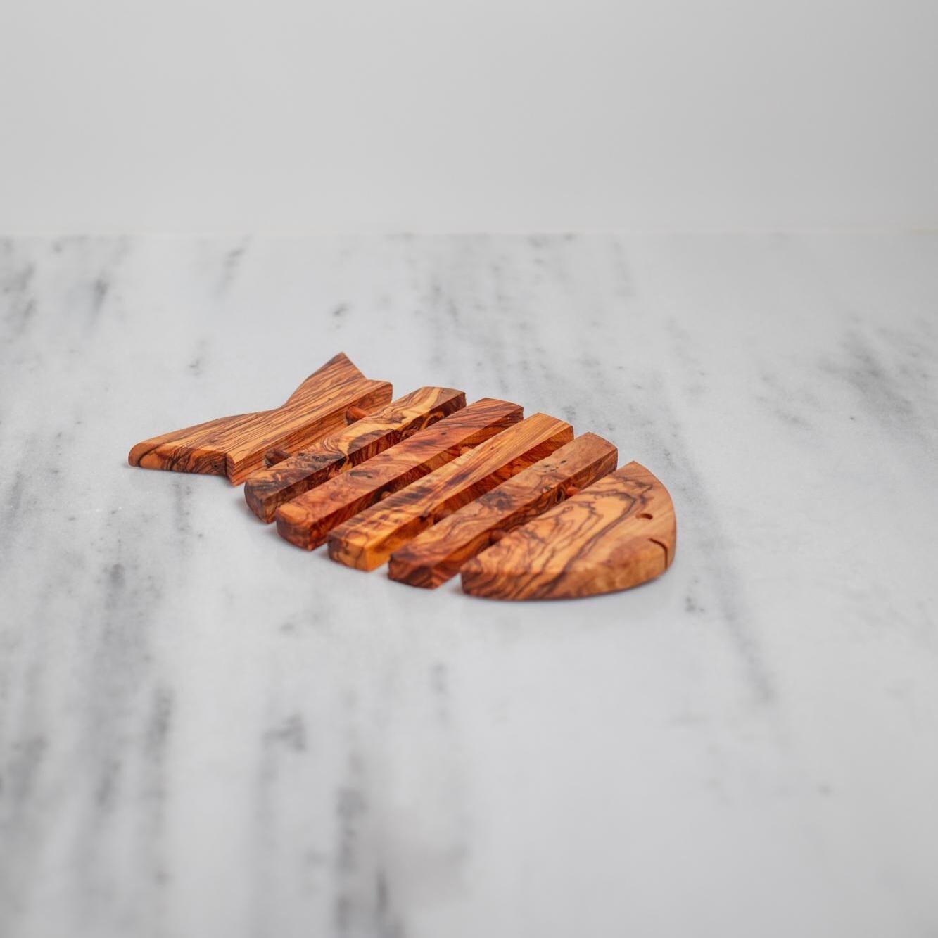 Handmade Olive Wood Charger Plate - Fish-shaped - Rustic Wooden Sous-Assiette - Natural Table Setting Decor