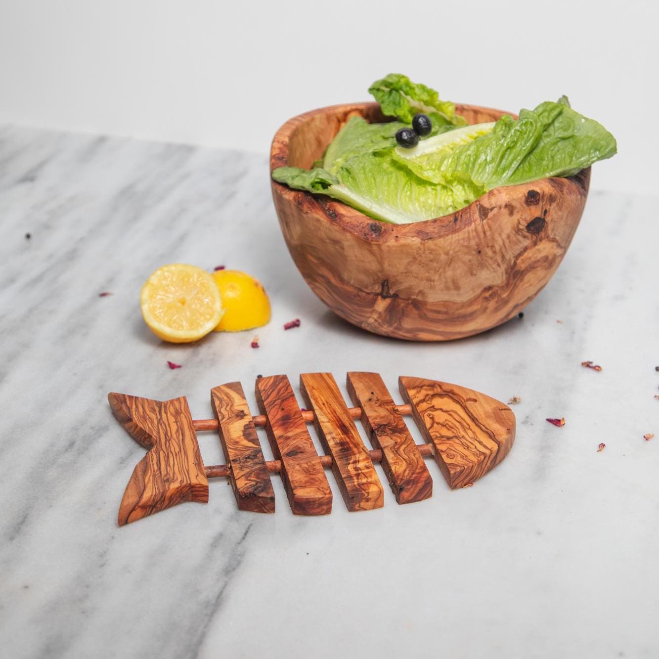 Handmade Olive Wood Charger Plate - Fish-shaped - Rustic Wooden Sous-Assiette - Natural Table Setting Decor