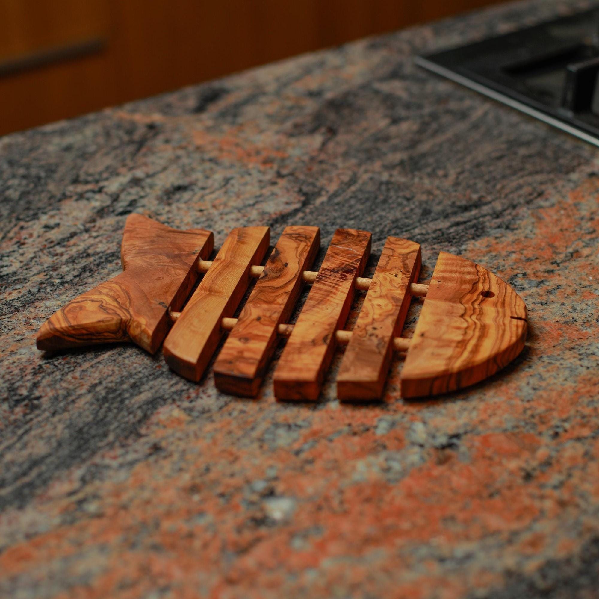 Handmade Olive Wood Charger Plate - Fish-shaped - Rustic Wooden Sous-Assiette - Natural Table Setting Decor