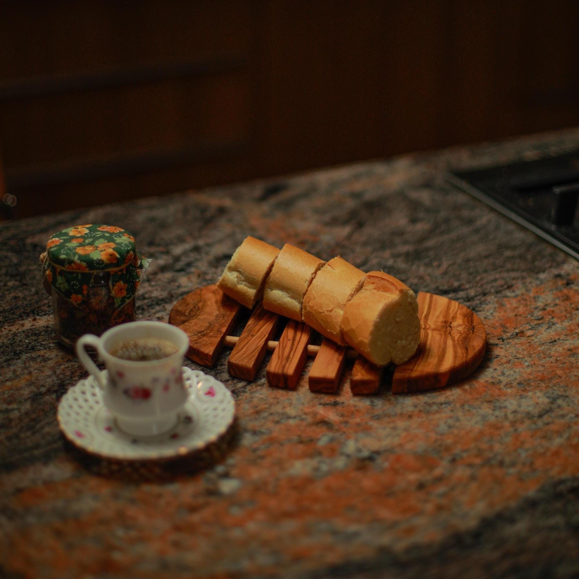 Handmade Olive Wood Charger Plate - Round - Rustic Wooden Sous-Assiette - Natural Table Setting Decor