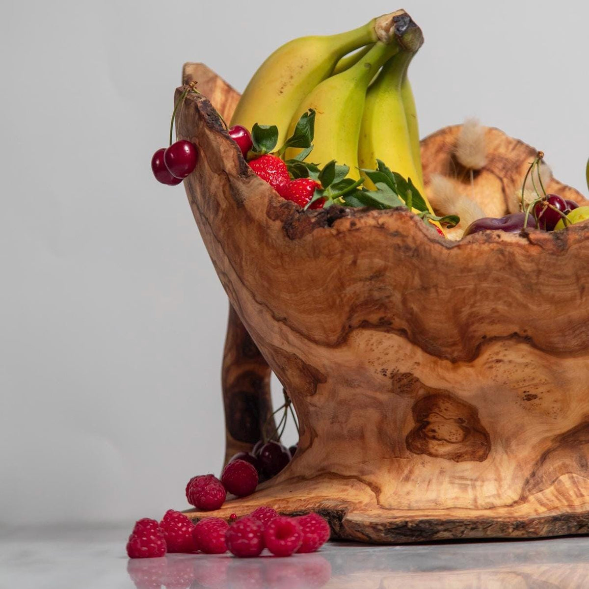 Exquisite Olive Wood Centerpiece – A Collector’s Masterpiece
