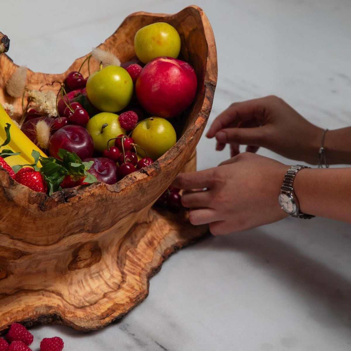 Exquisite Olive Wood Centerpiece – A Collector’s Masterpiece