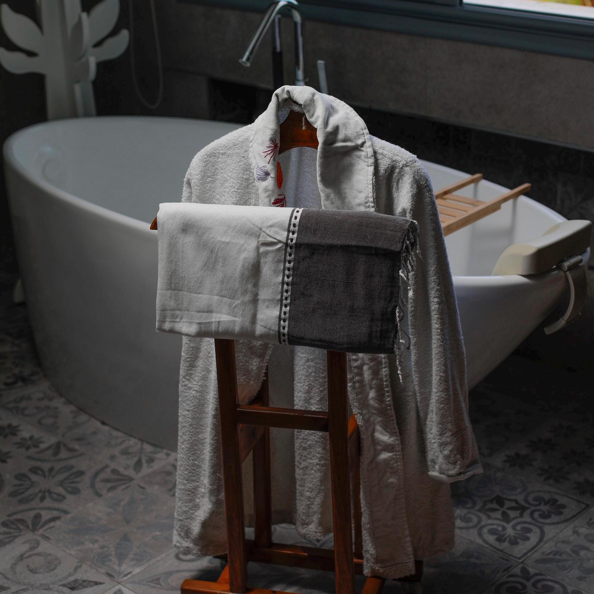 Handwoven Cotton Towel – Artisan Weave for Bath and Home
