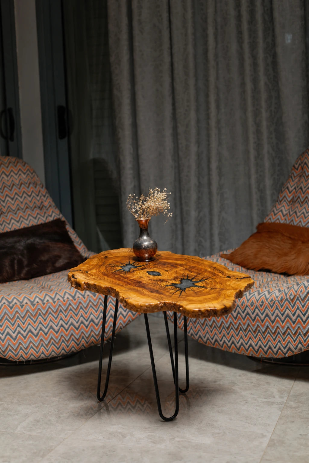 AI-styled view of Zitun Atelier table 013, an olive wood resin side table with teal starburst resin, in a lounge setting with a vase on the tabletop.