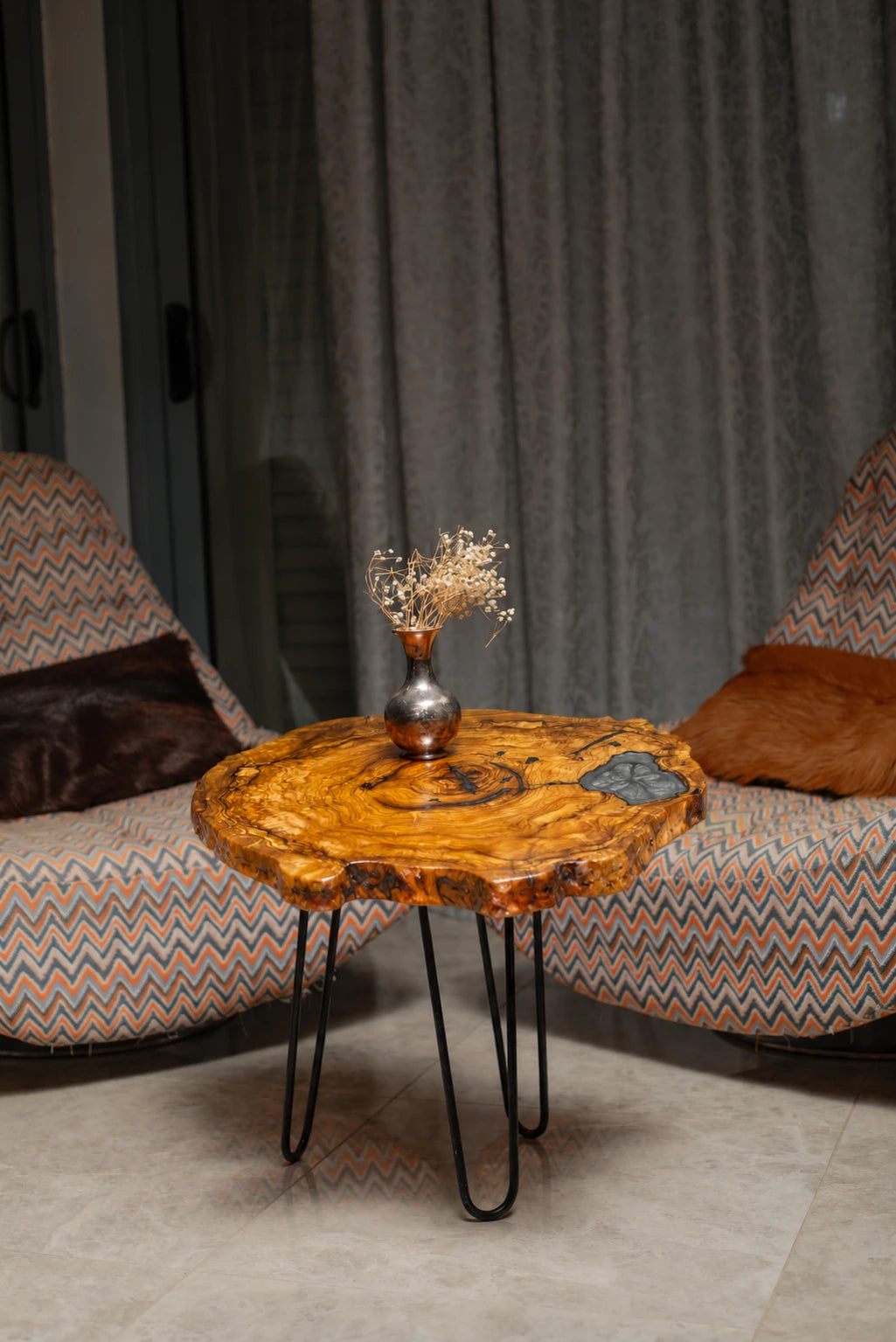 AI-styled view of Zitun Atelier table 016, an olive wood resin side table with grey resin inlay, in a lounge setting with a vase on the tabletop.