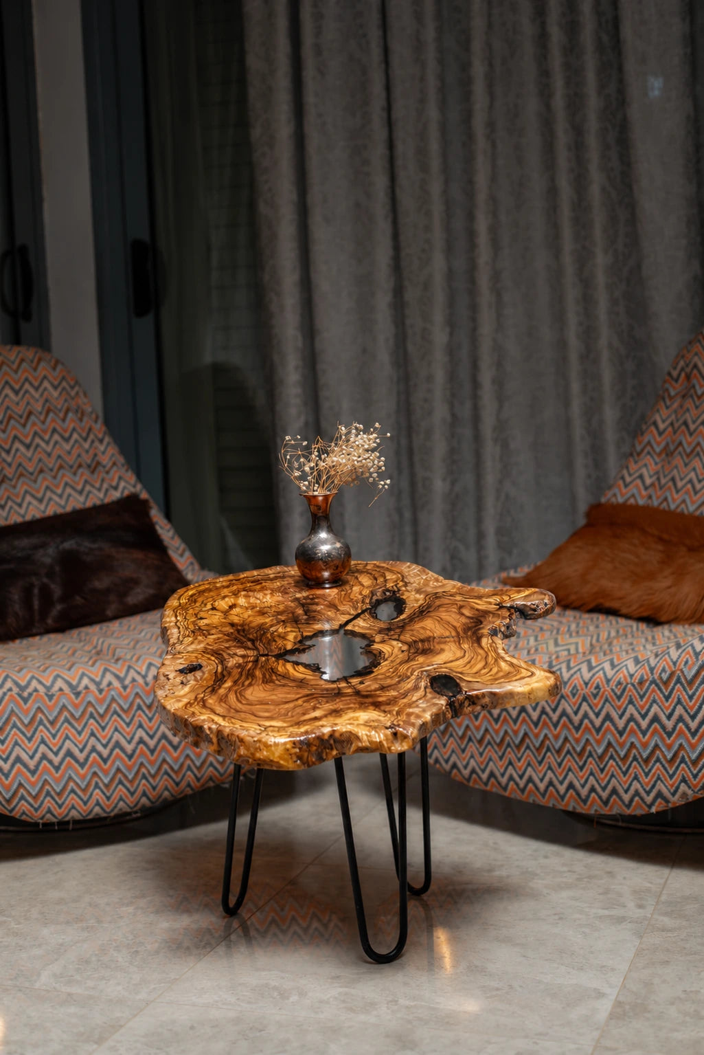 AI-styled view of Zitun Atelier table 019, an olive wood resin side table with white resin center, in a lounge setting with a vase on the tabletop.