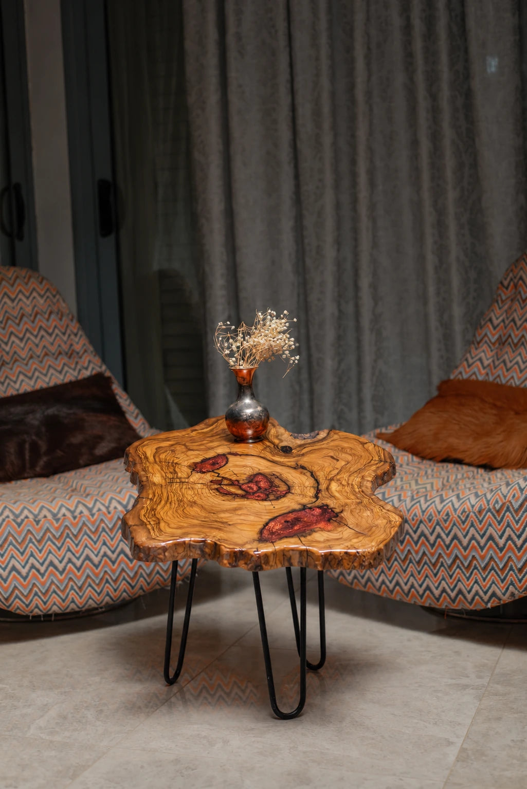 AI-styled view of Zitun Atelier table 023, an olive wood resin side table with copper red resin inlay, in a lounge setting with a vase on the tabletop.