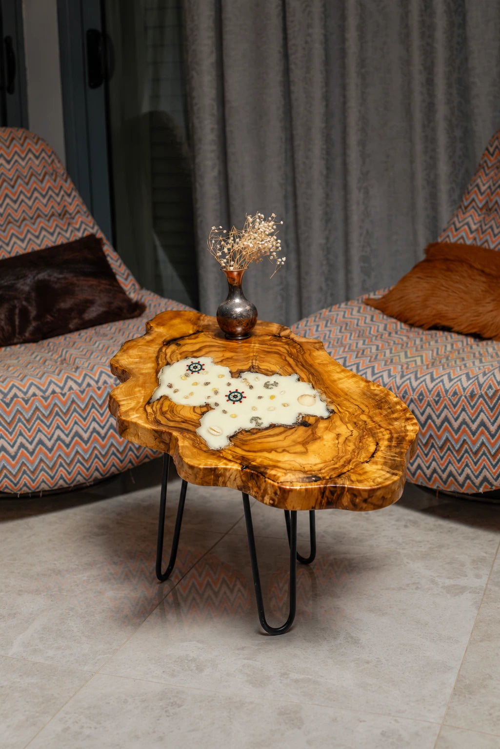 AI-styled view of Zitun Atelier table 028, an olive wood resin side table with white resin nautical charms, in a lounge setting with a vase on the tabletop.