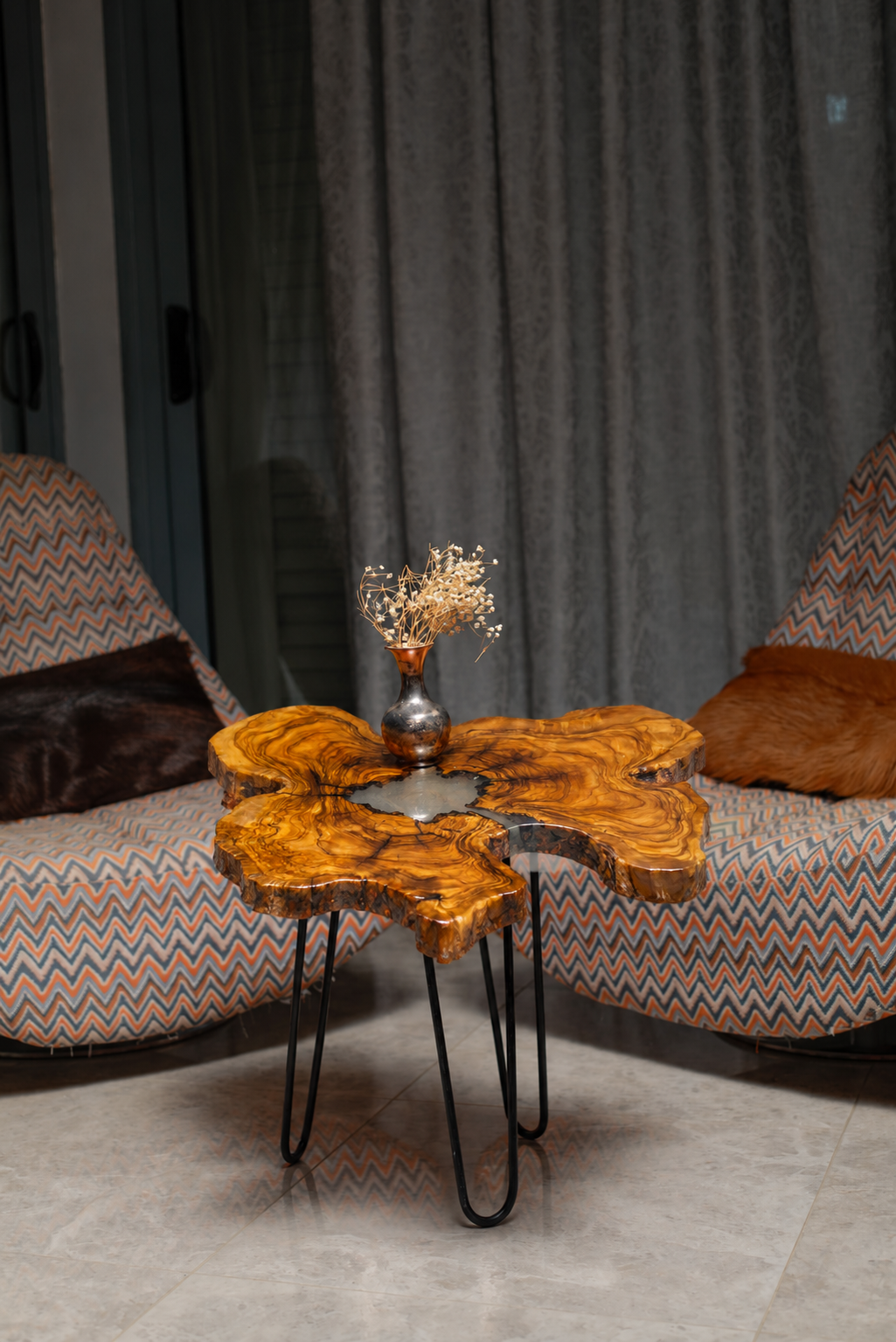 AI-styled view of Zitun Atelier table 029, an olive wood resin side table with white resin center, in a lounge setting with a vase on the tabletop.