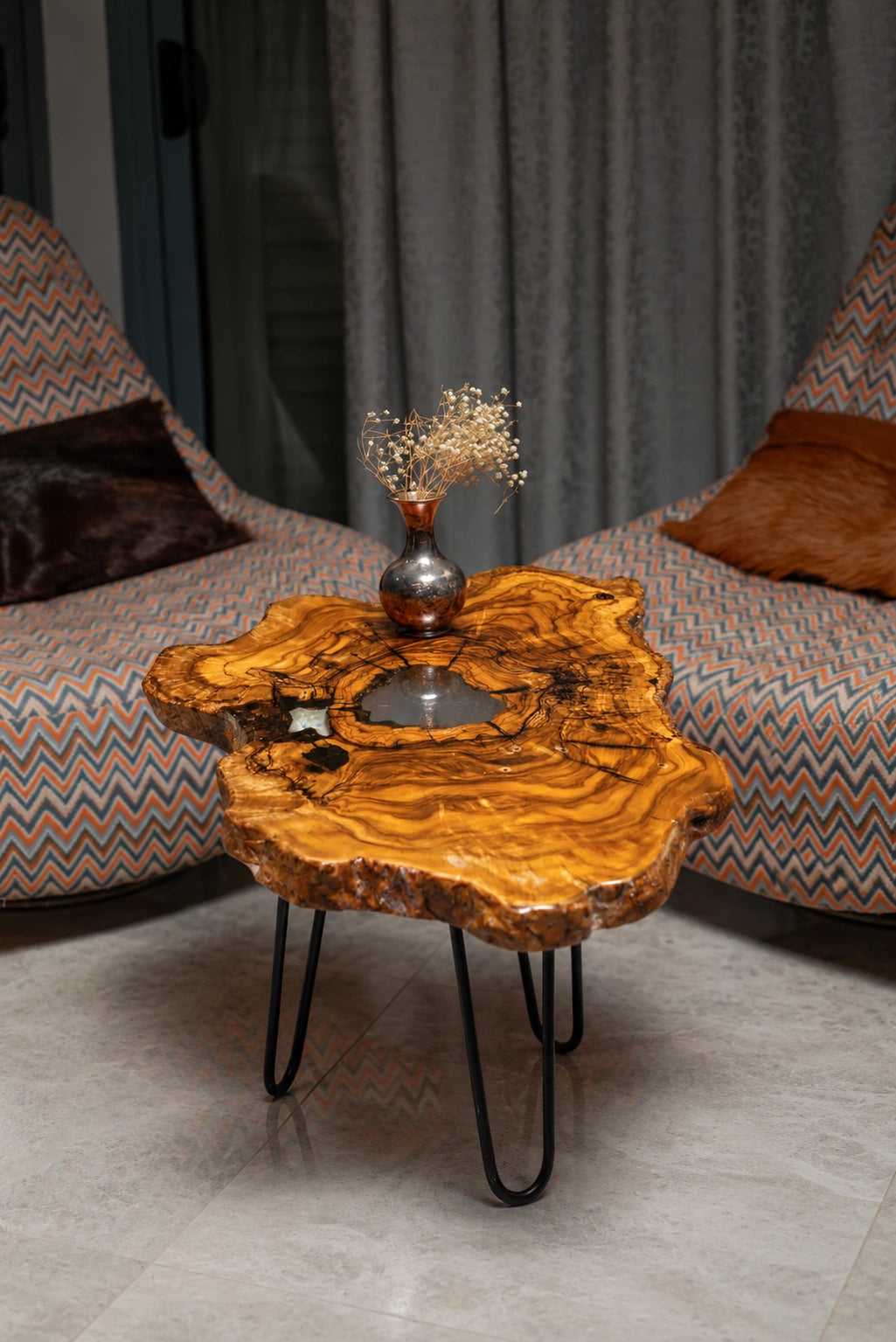 AI-styled view of Zitun Atelier table 030, an olive wood resin side table with white resin center, in a lounge setting with a vase on the tabletop.