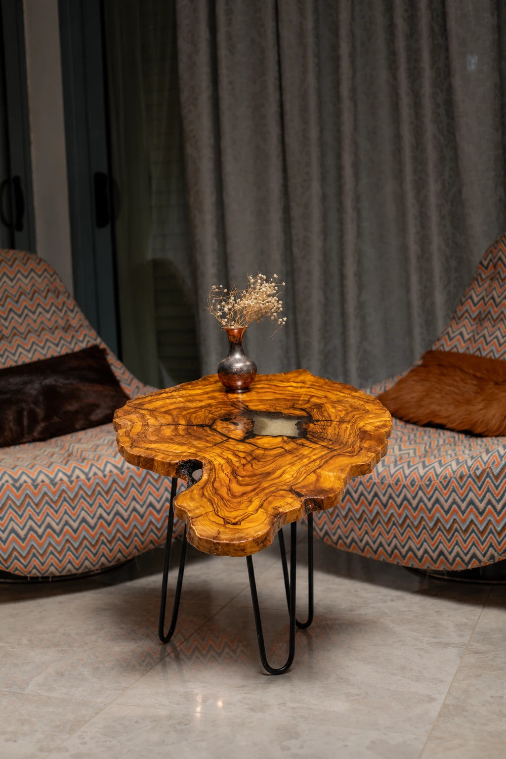 AI-styled view of Zitun Atelier table 035, an olive wood resin side table with white resin center, in a lounge setting with a vase on the tabletop.
